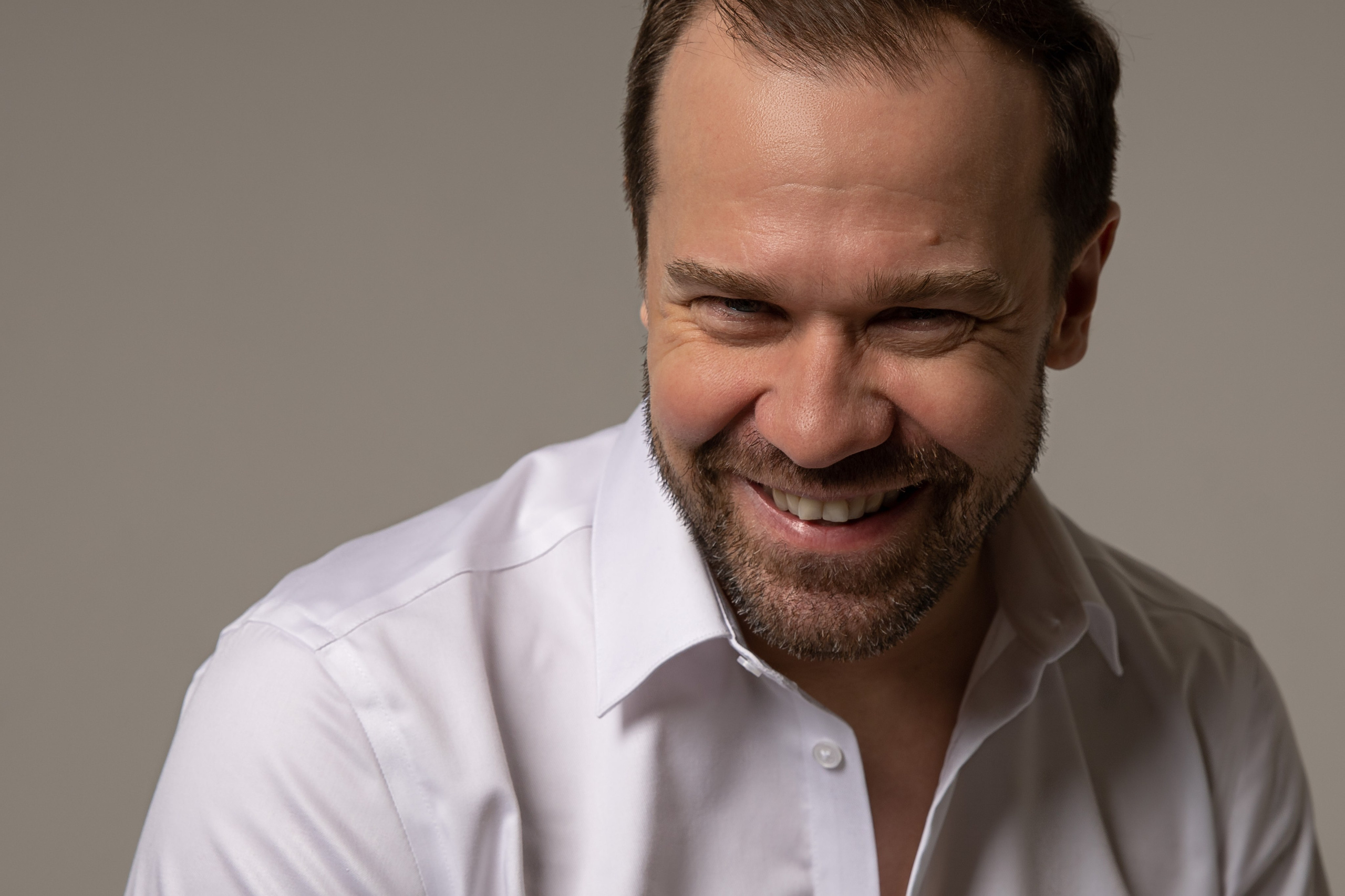 Актёрское портфолио. ФОТОГРАФ РАДОСТИ Фотосессия в студии СПб. Портретный фотограф — Юрий Торлопов