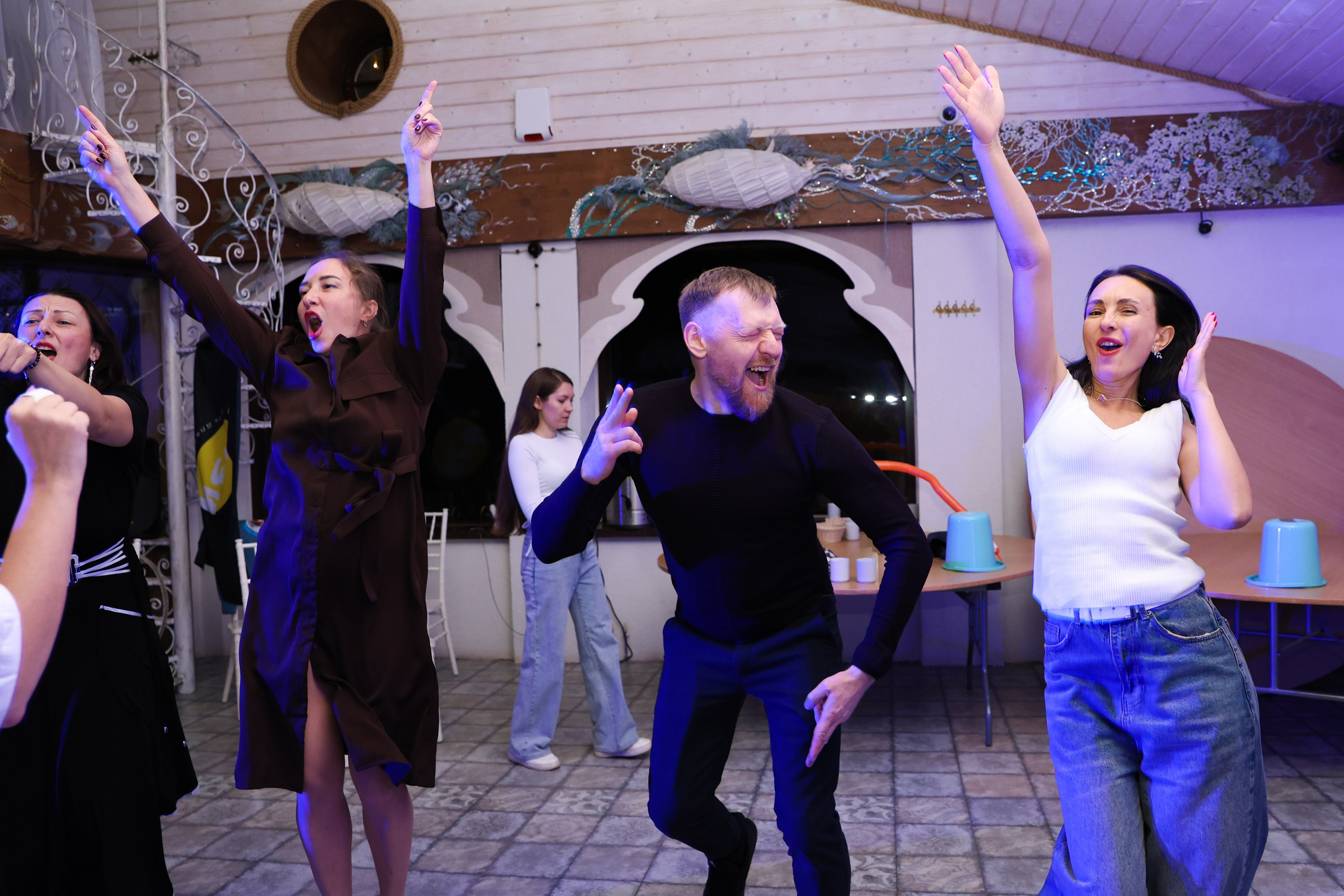 Тиндер смена в лагере для взрослых «Изи». Фотограф Дарья Попова