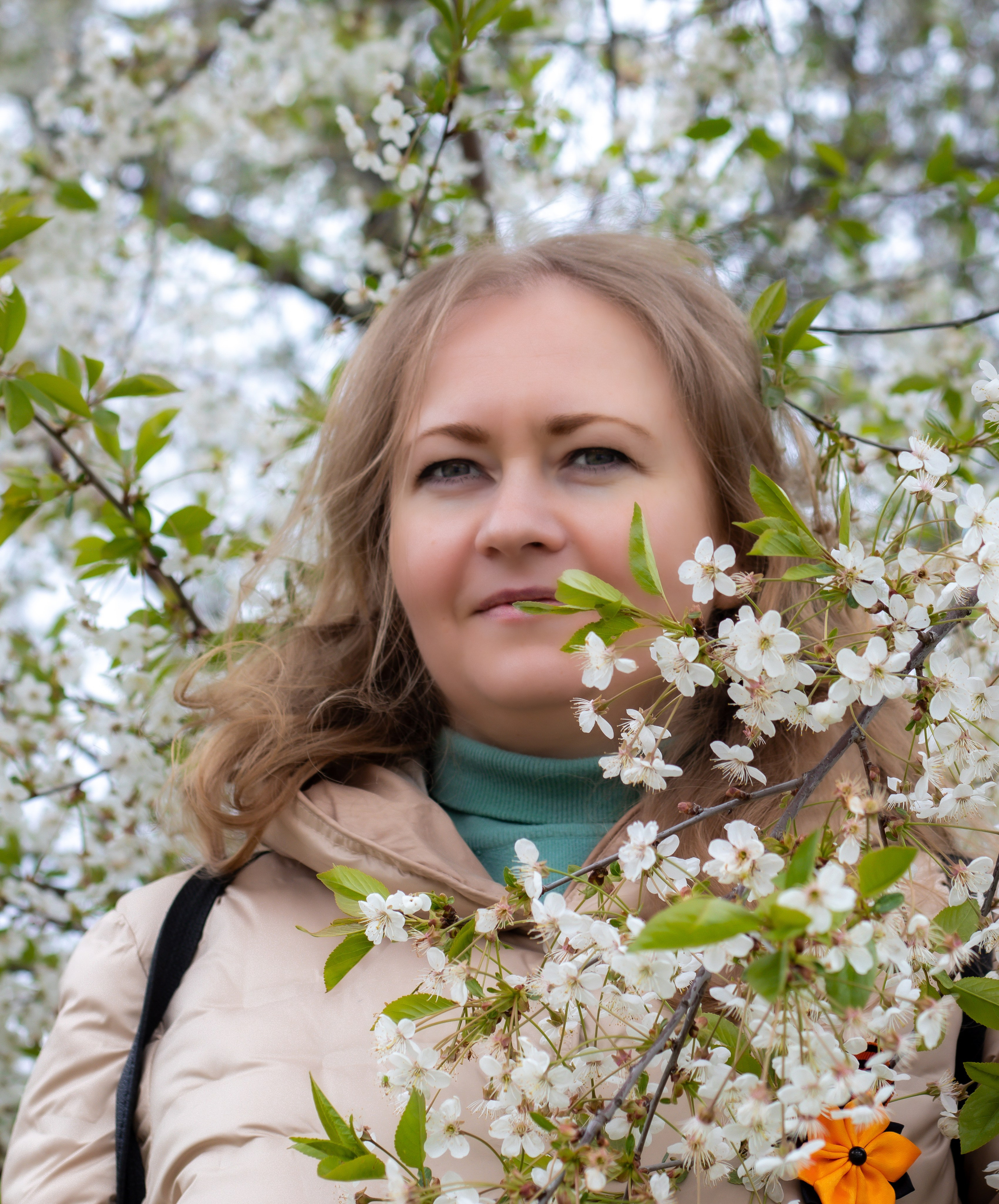 Фотосессия в цветущем саду среди белоснежных цветов вишни Москва прекрасная девушка на фоне цветов