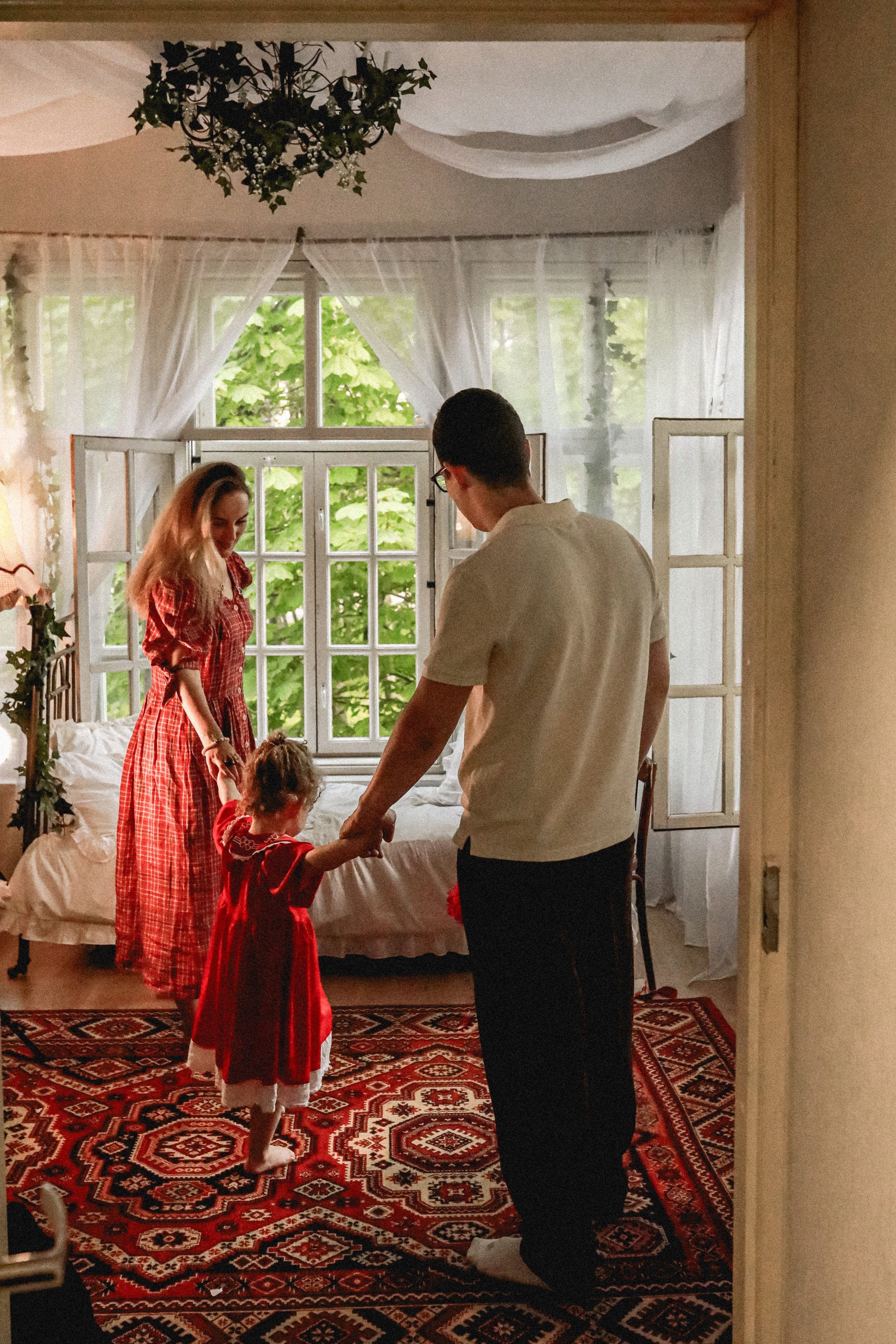 Пионы на балконе