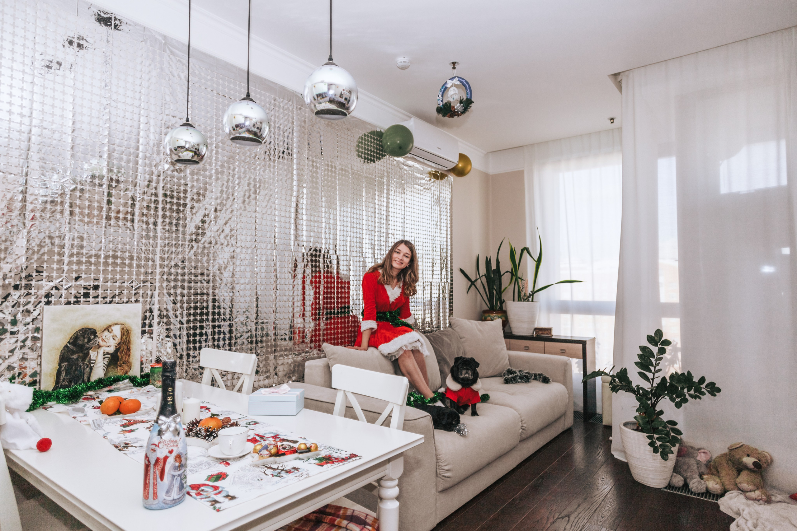 Домашняя фотосессия Оли и двух ее мопсов. Фотограф-анималист Татьяна Степанова