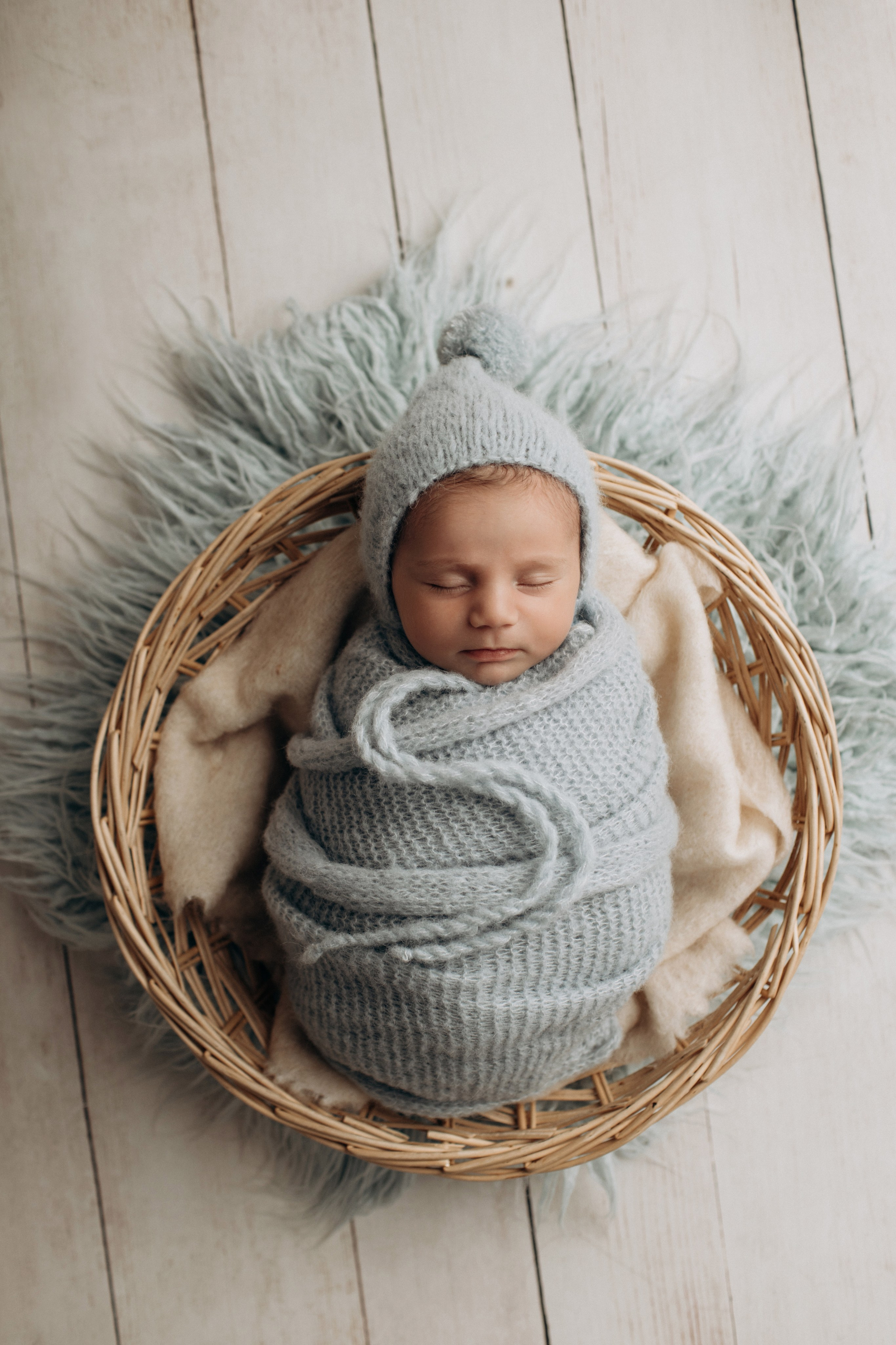 Newborn (фотосессия новорожденных). Фотостудия для новорожденных и малышей в Твери — На ручки