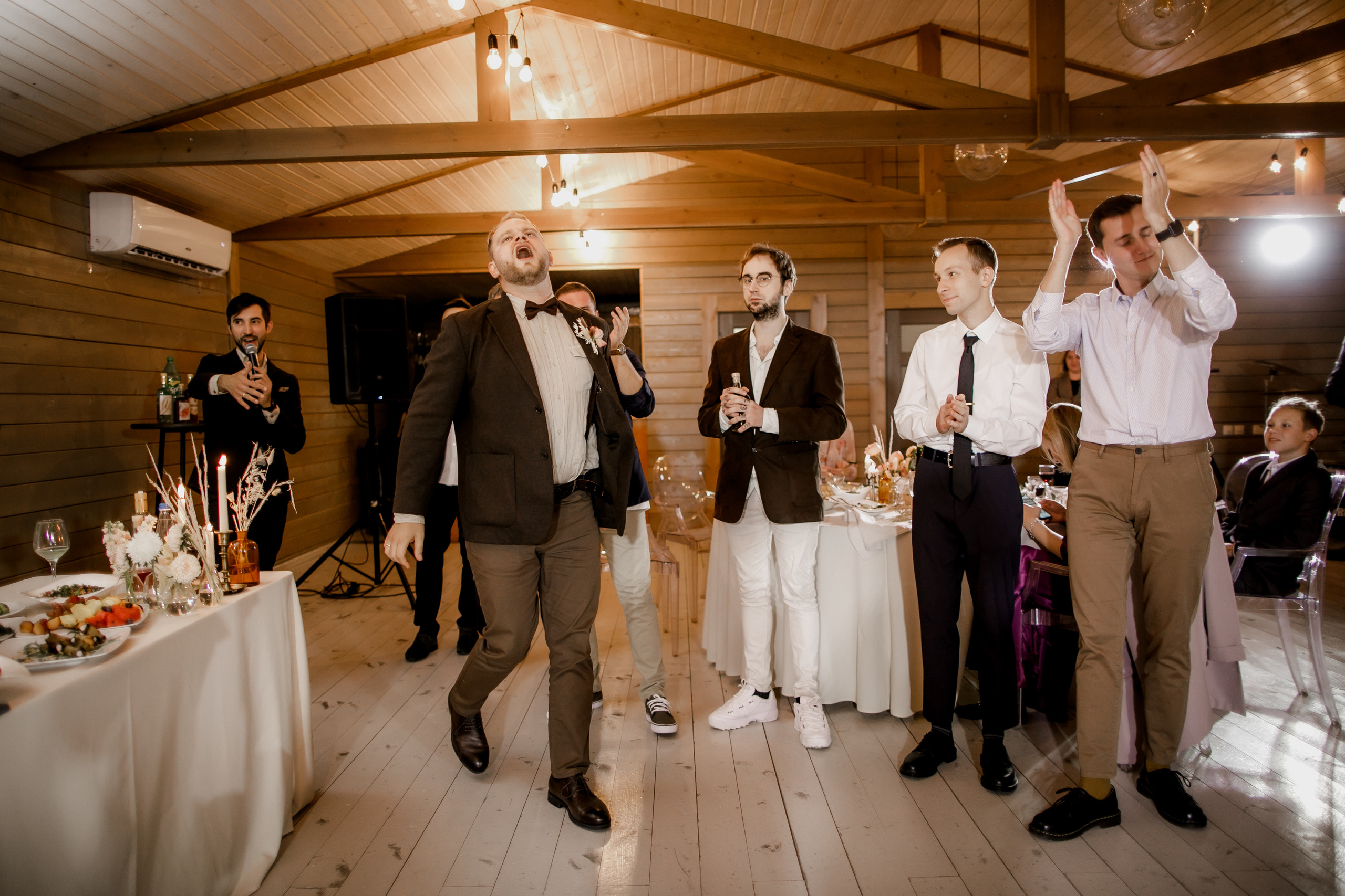 Свадебная вечеринка на загородной пощадке. Свадебный фотограф Марина Назарова Москва