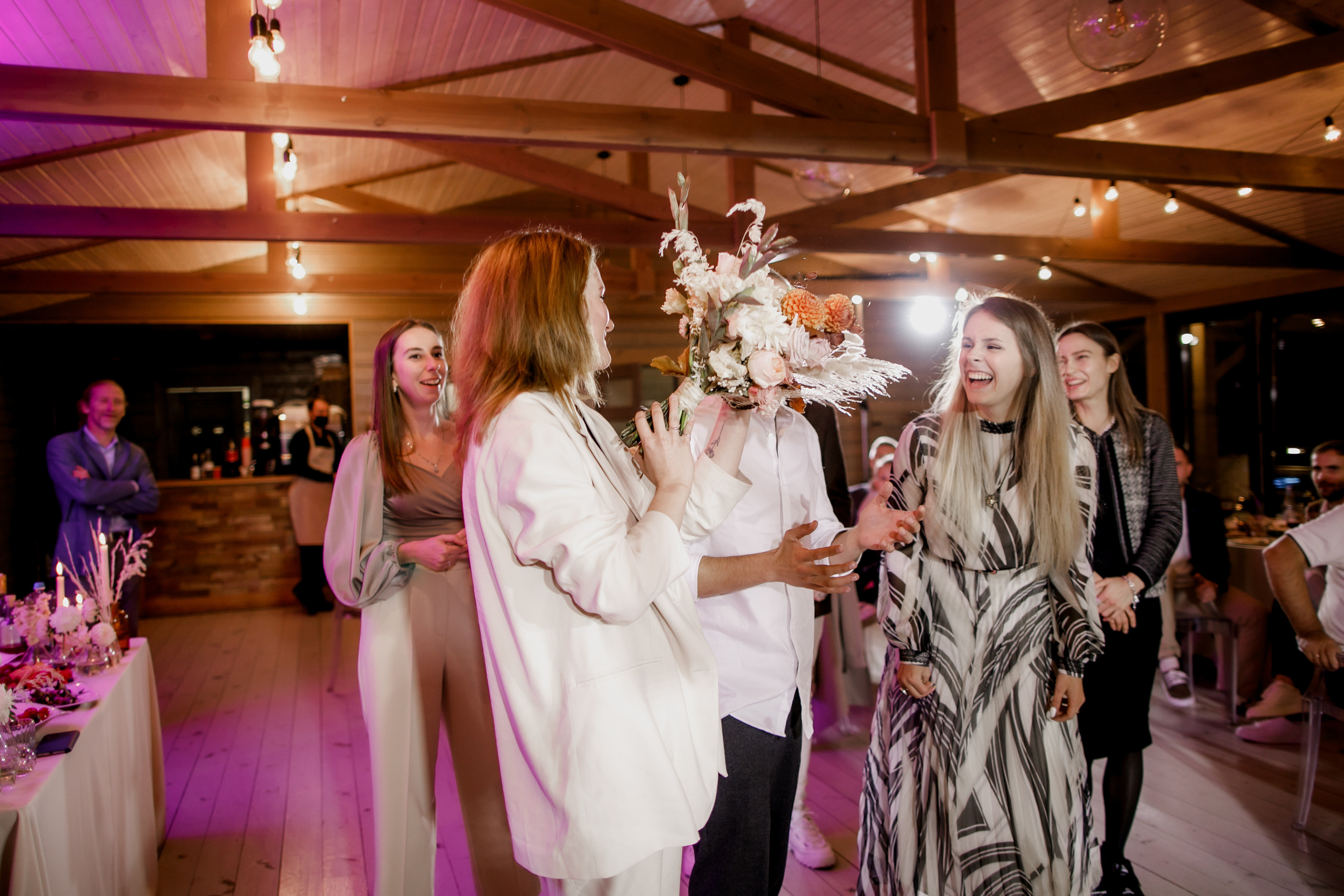 Свадебная вечеринка на загородной пощадке. Свадебный фотограф Марина Назарова Москва