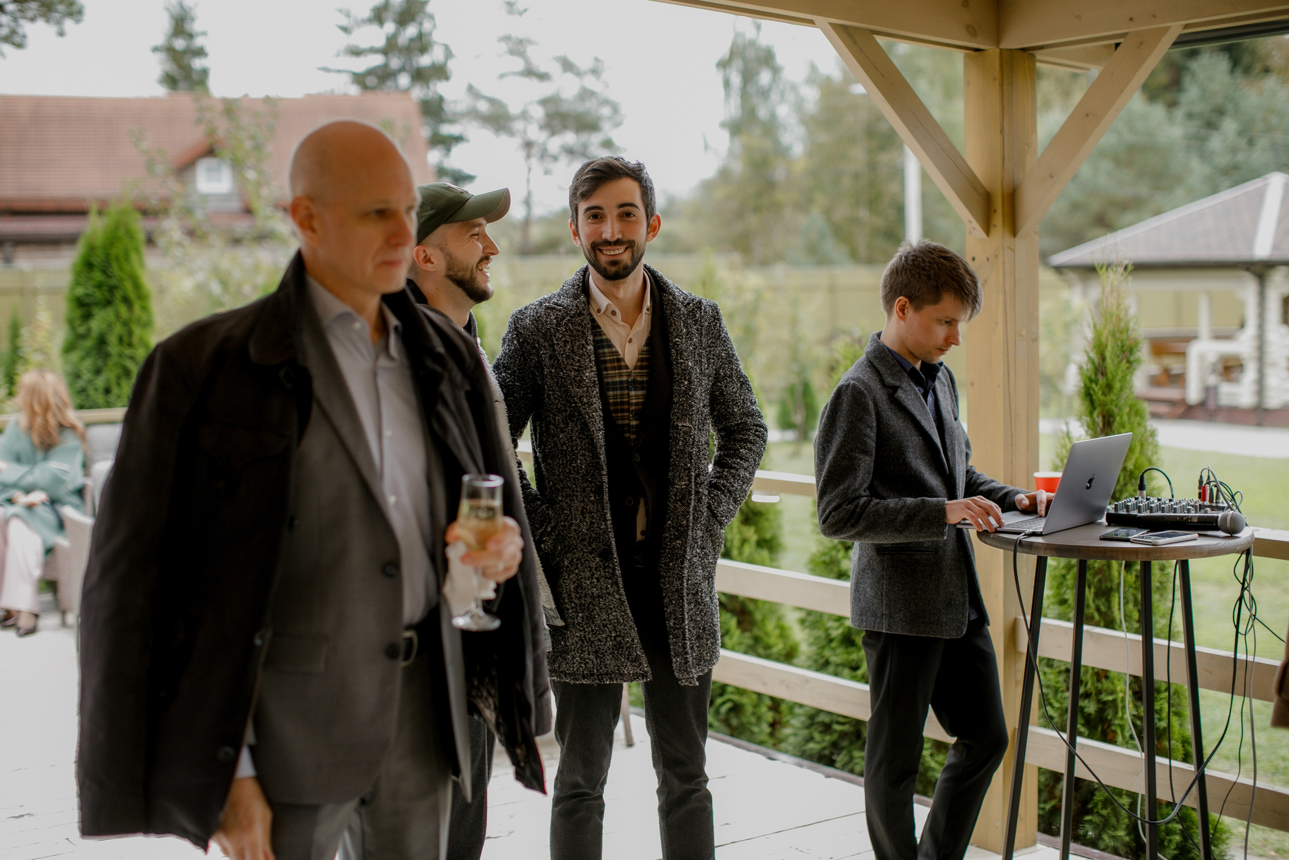 Свадебная вечеринка на загородной пощадке. Свадебный фотограф Марина Назарова Москва