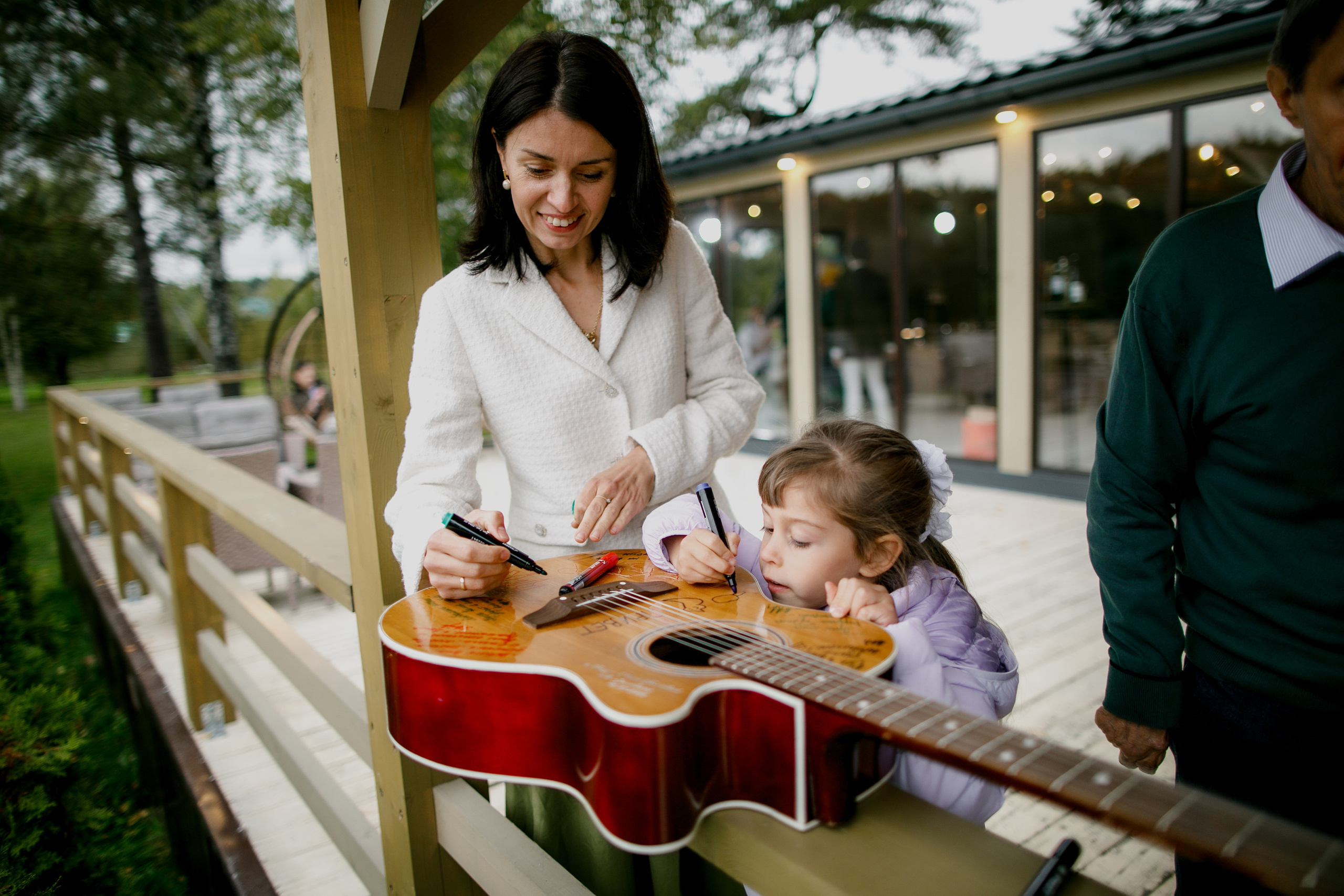 Свадебная вечеринка на загородной пощадке. Свадебный фотограф Марина Назарова Москва