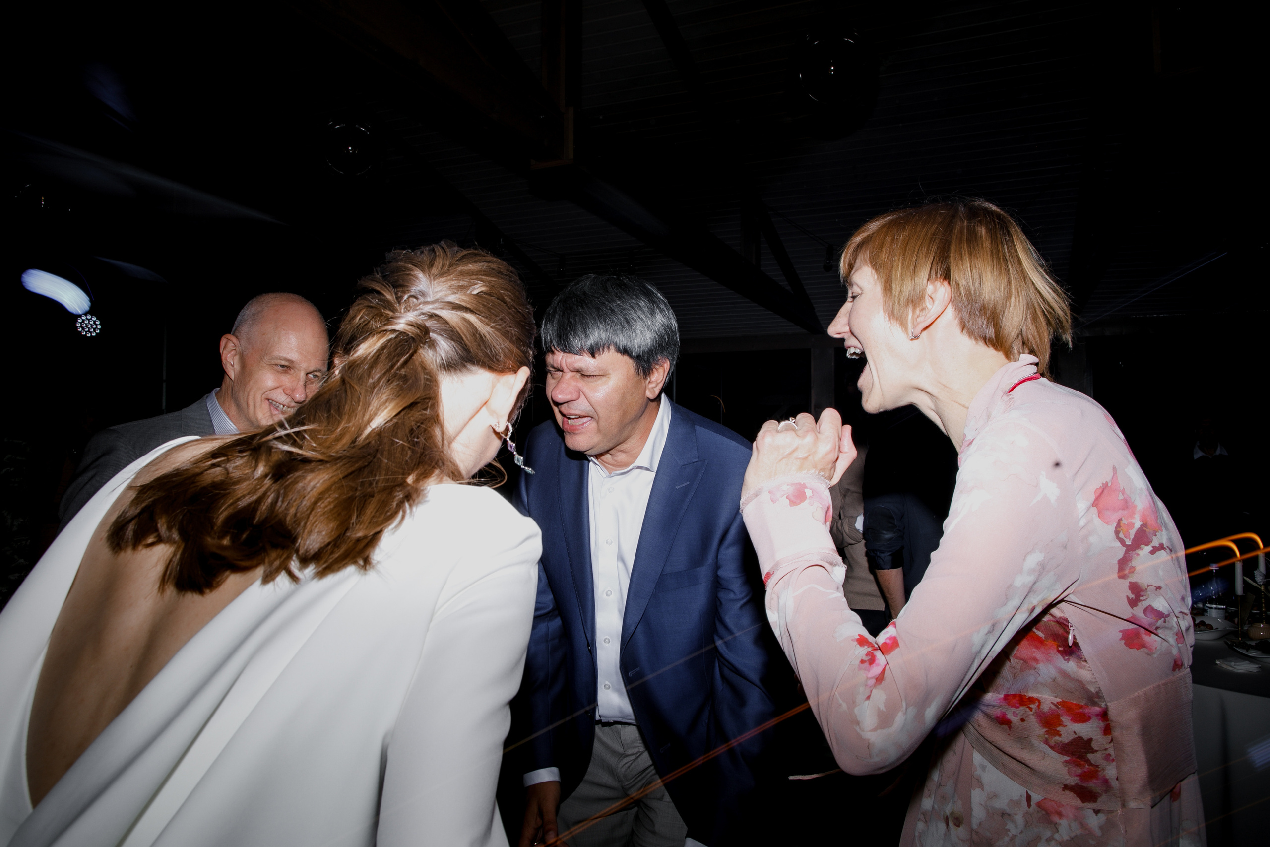 Свадебная вечеринка на загородной пощадке. Свадебный фотограф Марина Назарова Москва