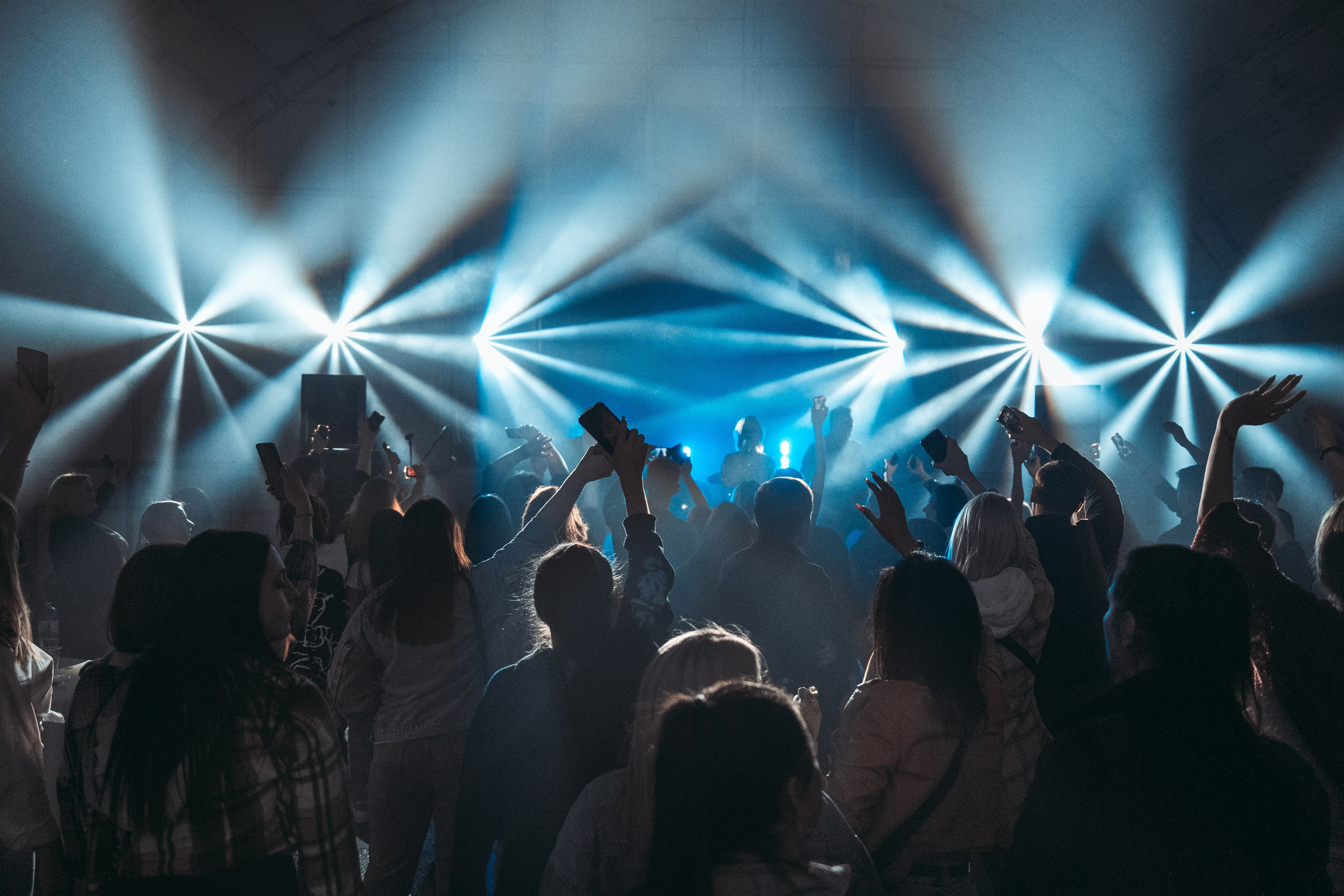 Фотография, сделанная во время профессиональной фотосессии. На ней изображена модель или группа людей в студии или на открытом воздухе. В кадре присутствуют студийное освещение и реквизит.