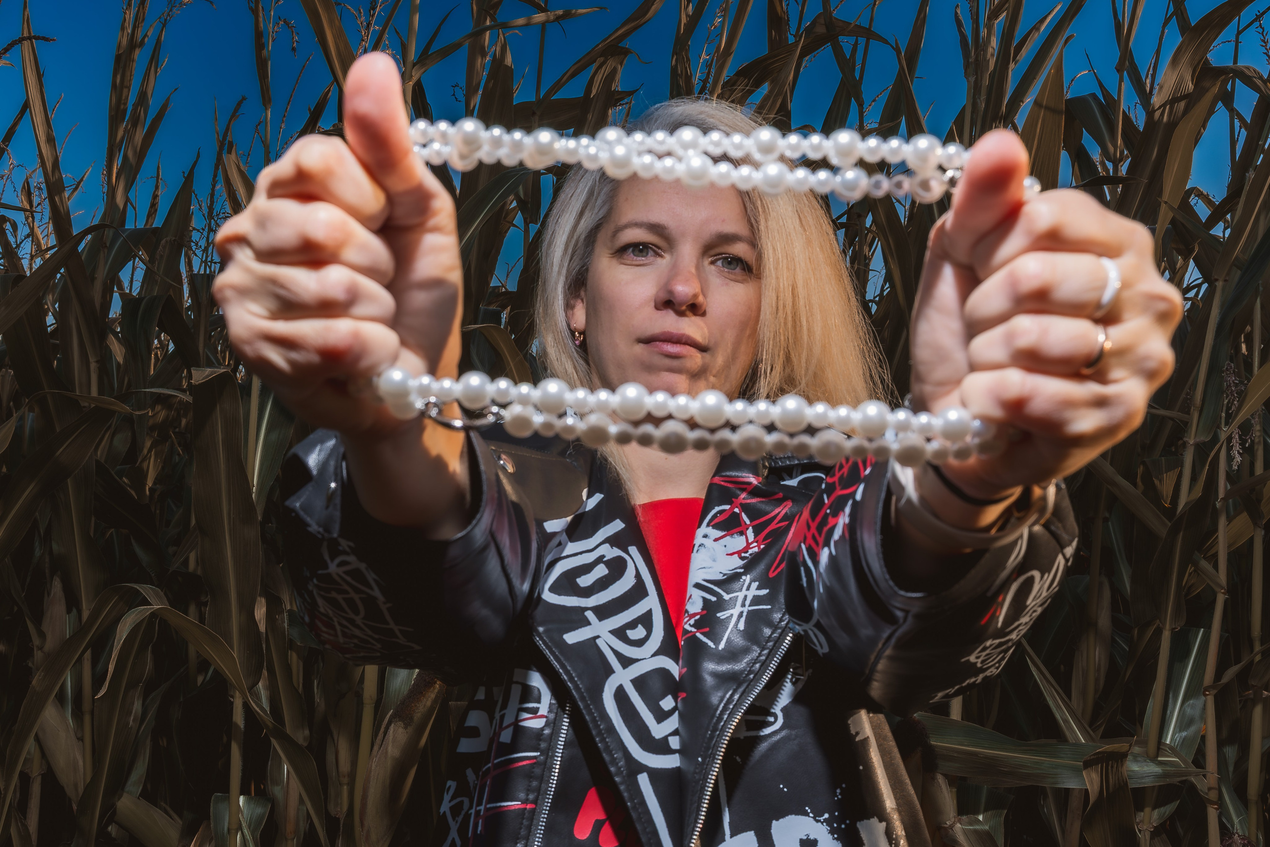 Дерзкая фотосессия девушки в кукурузе