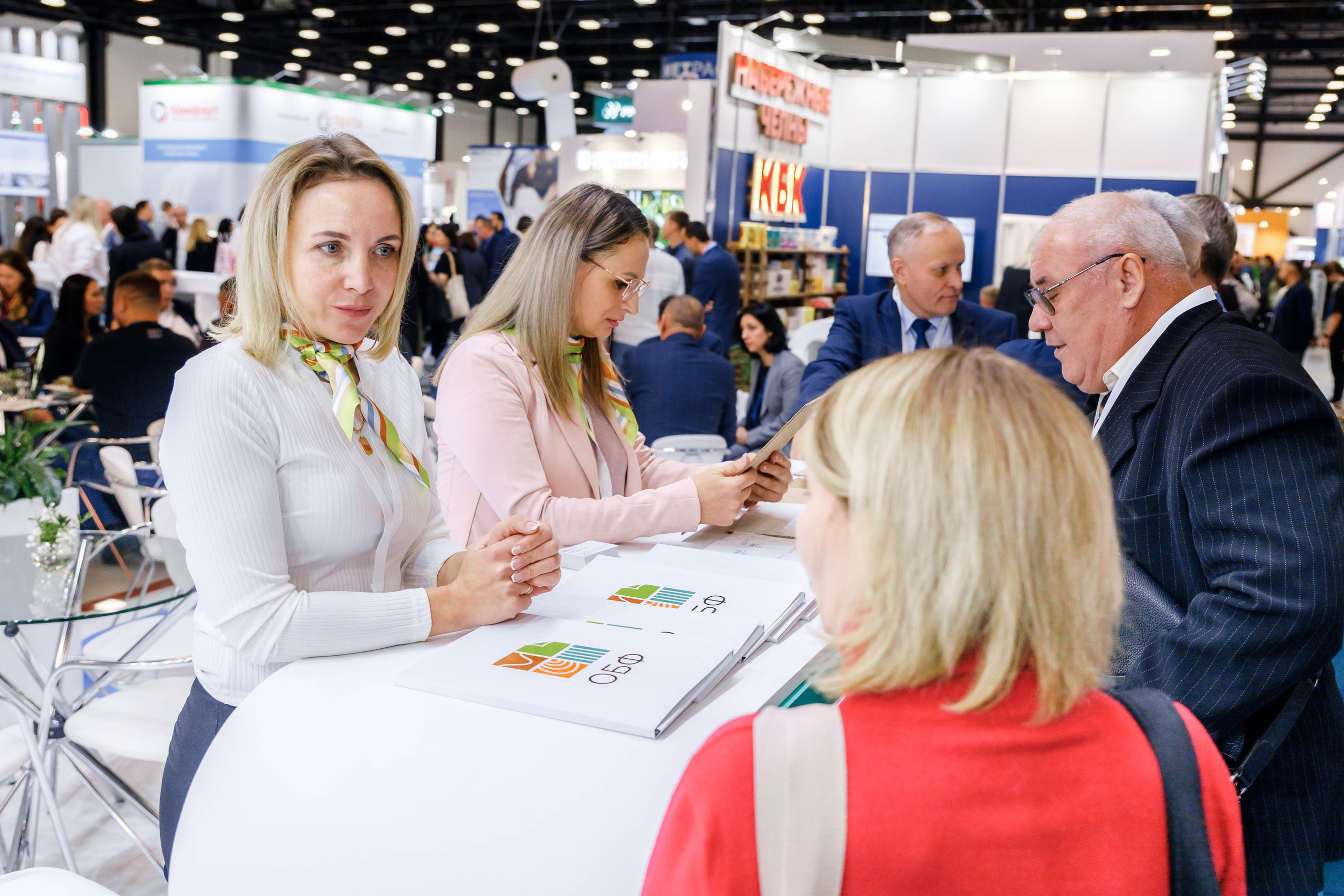 PulpFor, Работа стенда ОБФ (Объединенные бумажные фабрики). Репортажный фотограф в Москве Сергей Мирошников