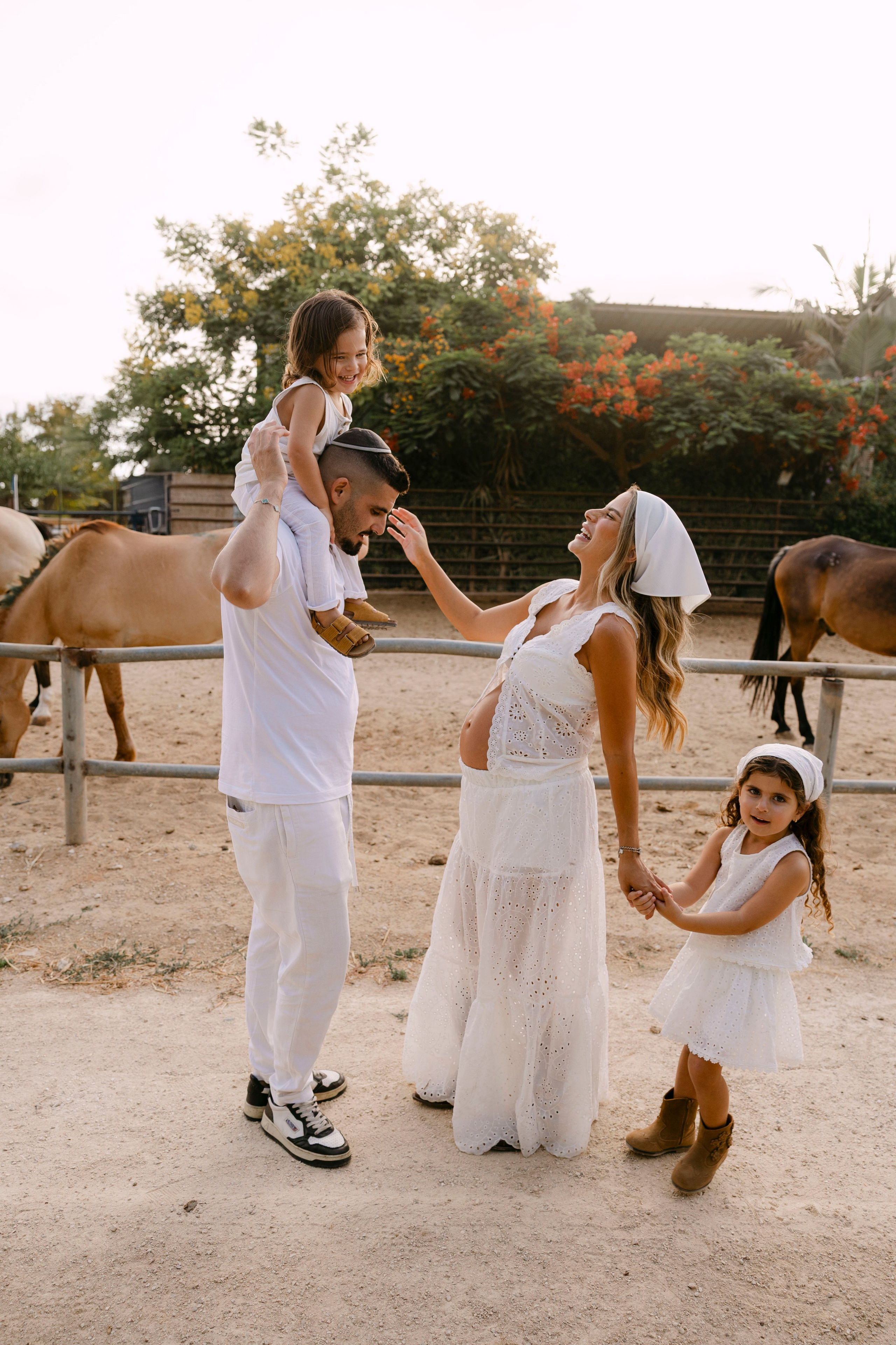 Pregnancy photoshoot at the horse farm. Главная