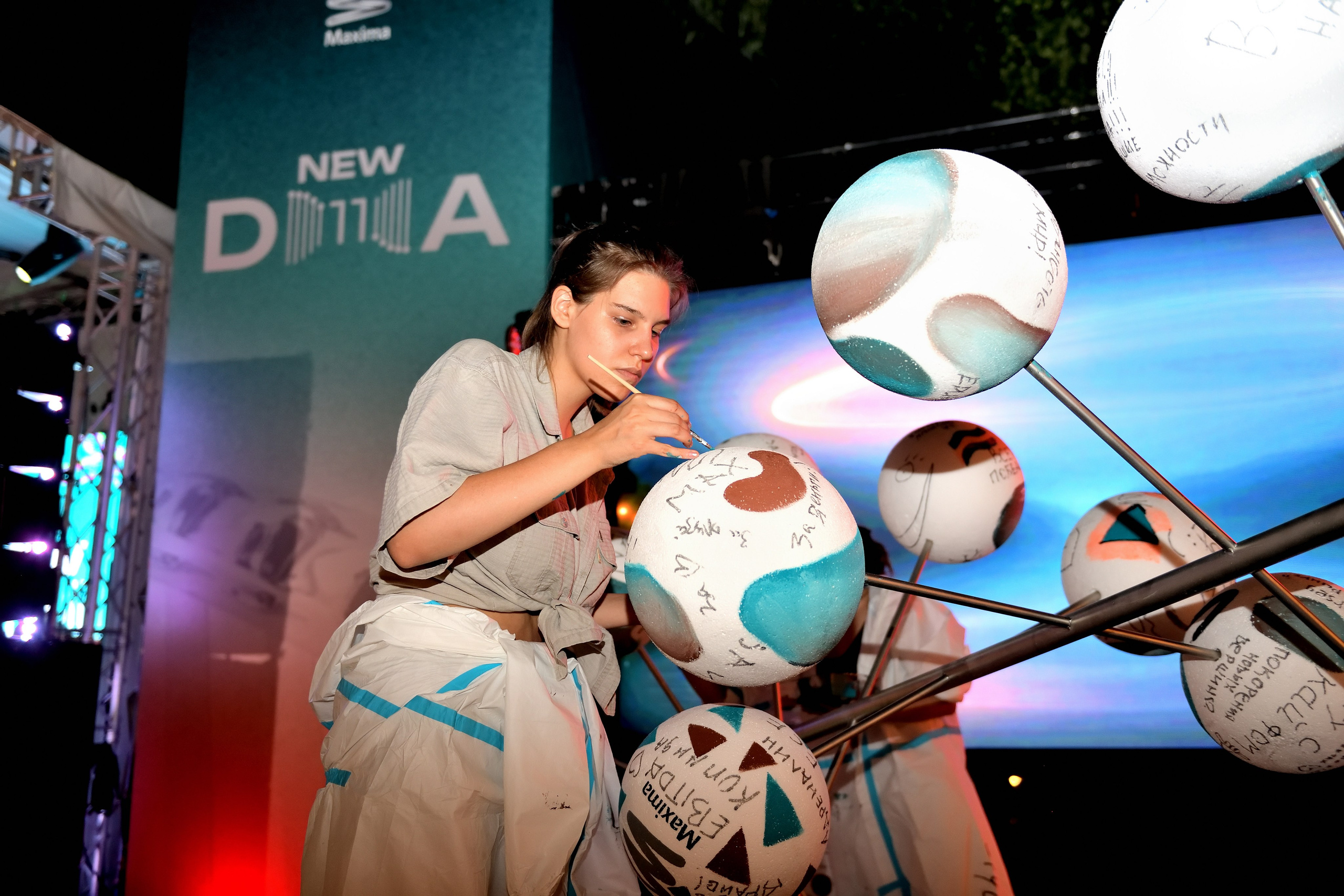 "Художник расписывает арт-объект во время концерта". 