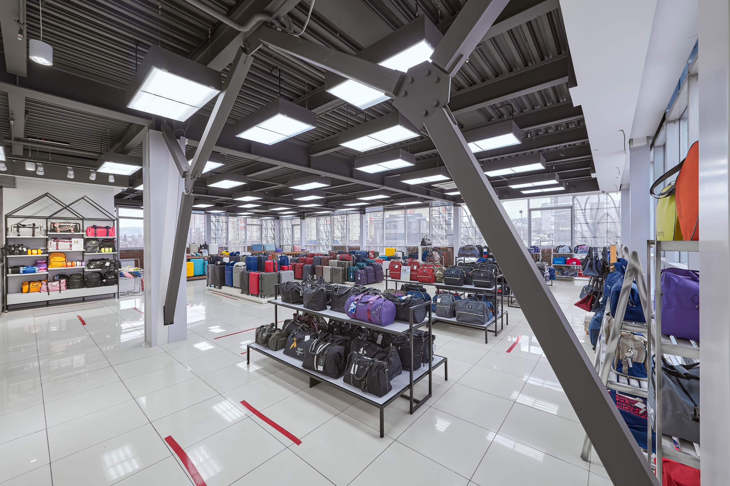 Портфолио по интерьерной и экстерьерной фотосъёмки: Мир сумок — Левый берег. Фотограф Яковлев Роман — Красноярск