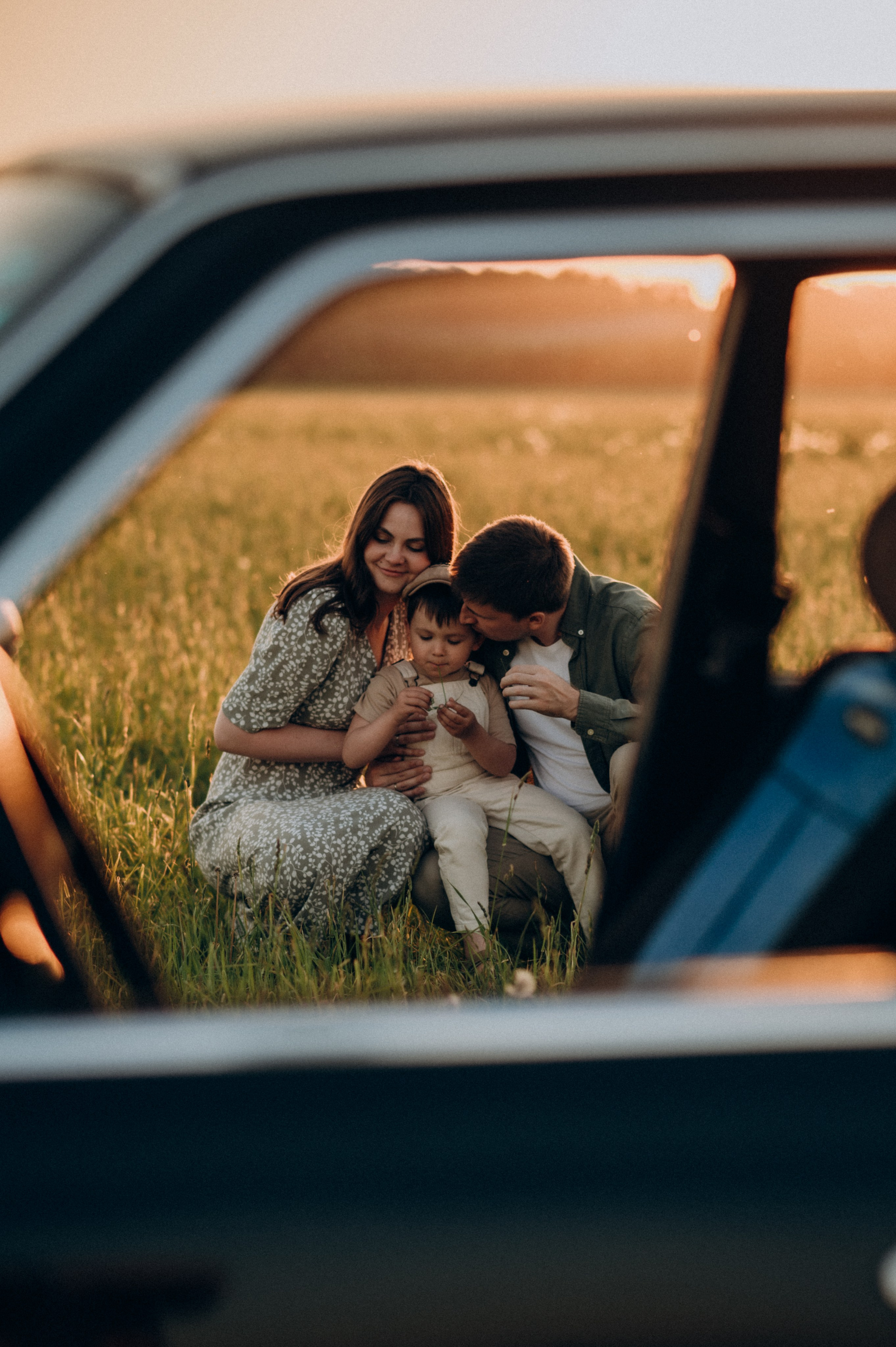 С машиной. Семейный фотограф Нагорнова Виктория