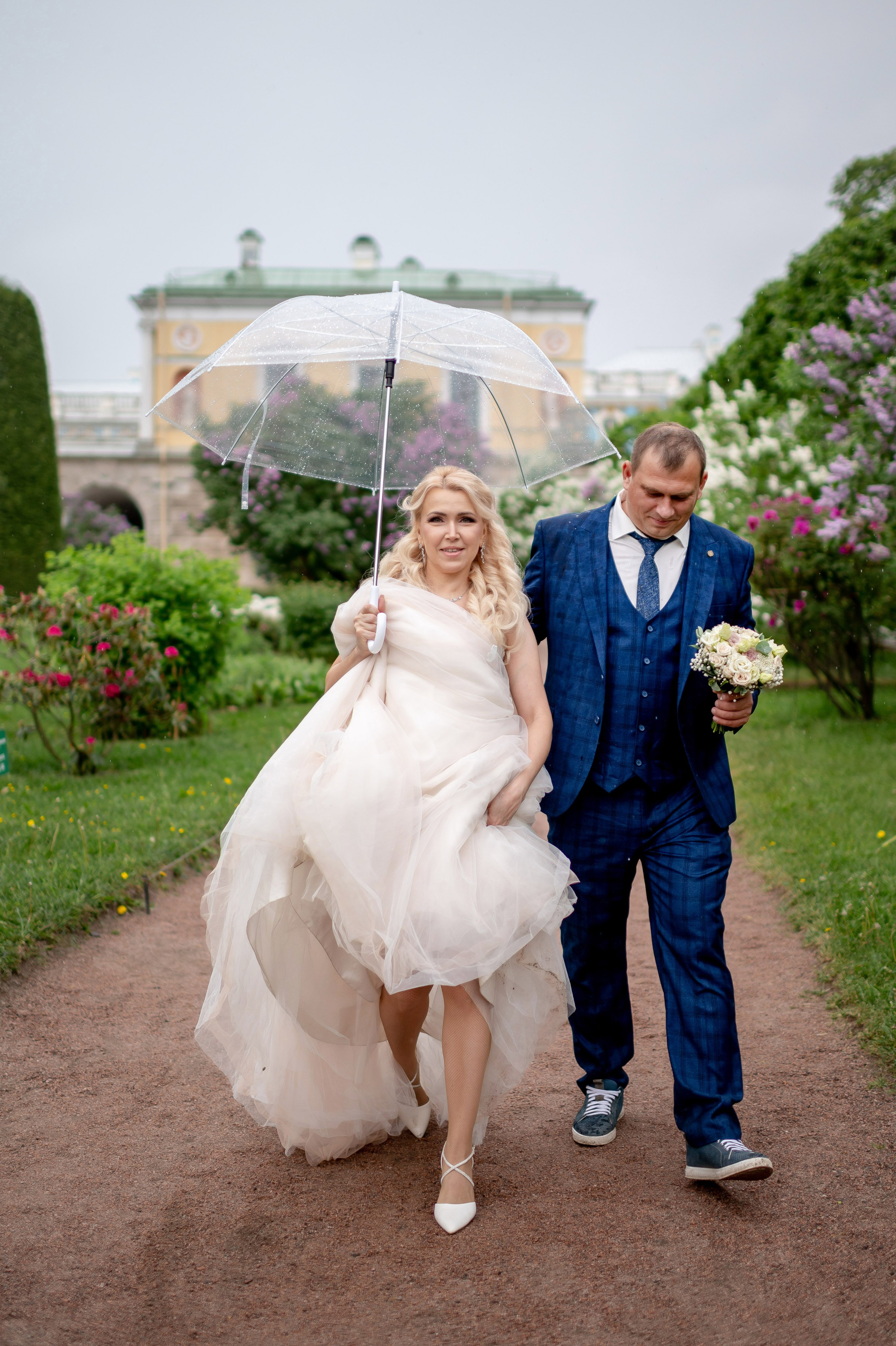 Евгения (фотосессия с малиновым chevrolet camaro, в сирени в Пушкине в Екатерининском парке). Портретный, семейный и свадебный фотограф в Санкт-Петербурге и в Пушкине Ширяев Денис