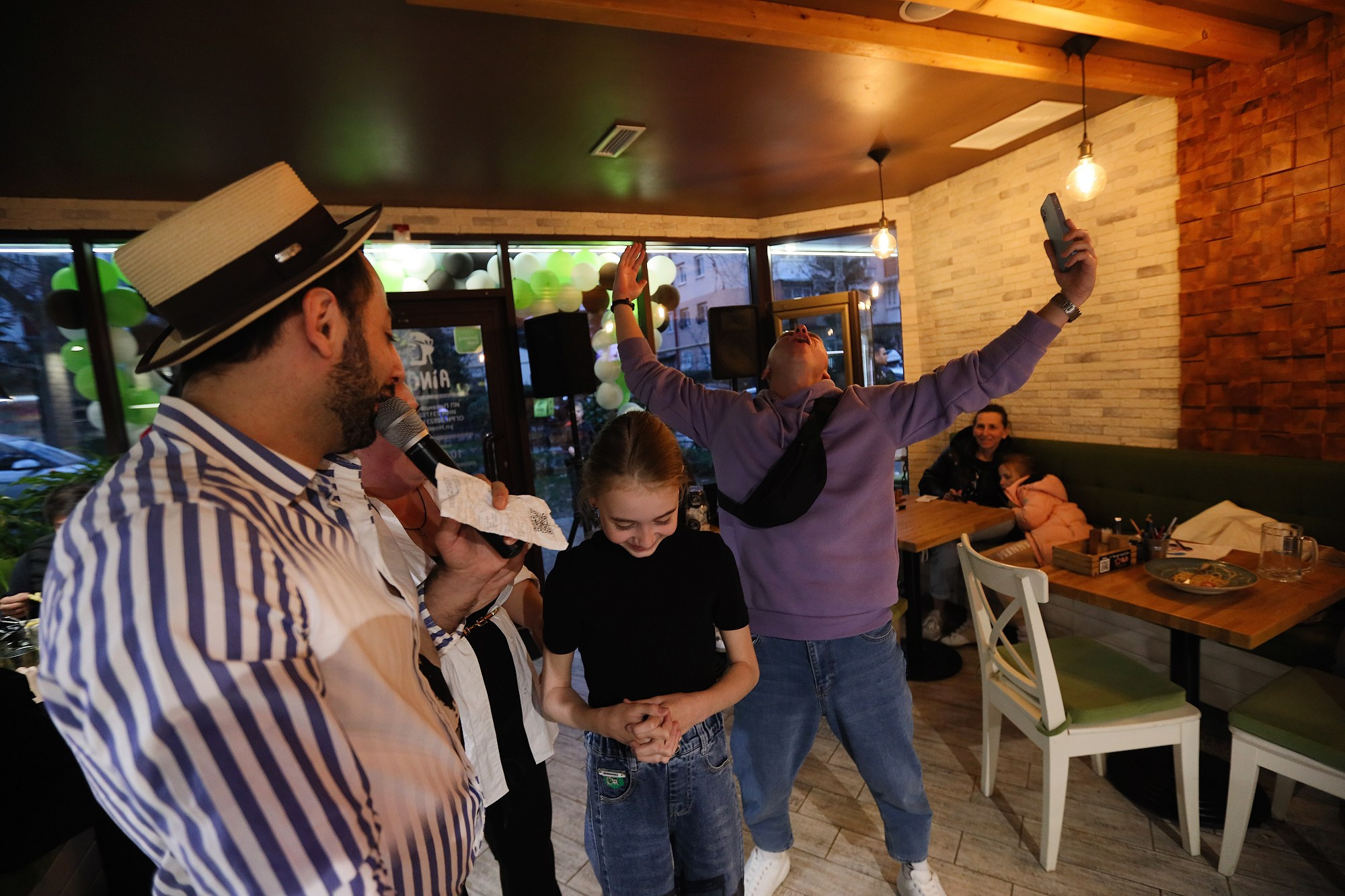 20 лет кафе Энос (без коррекции). Professional photographer in Sochi Victoria Joy. Teaching Photography