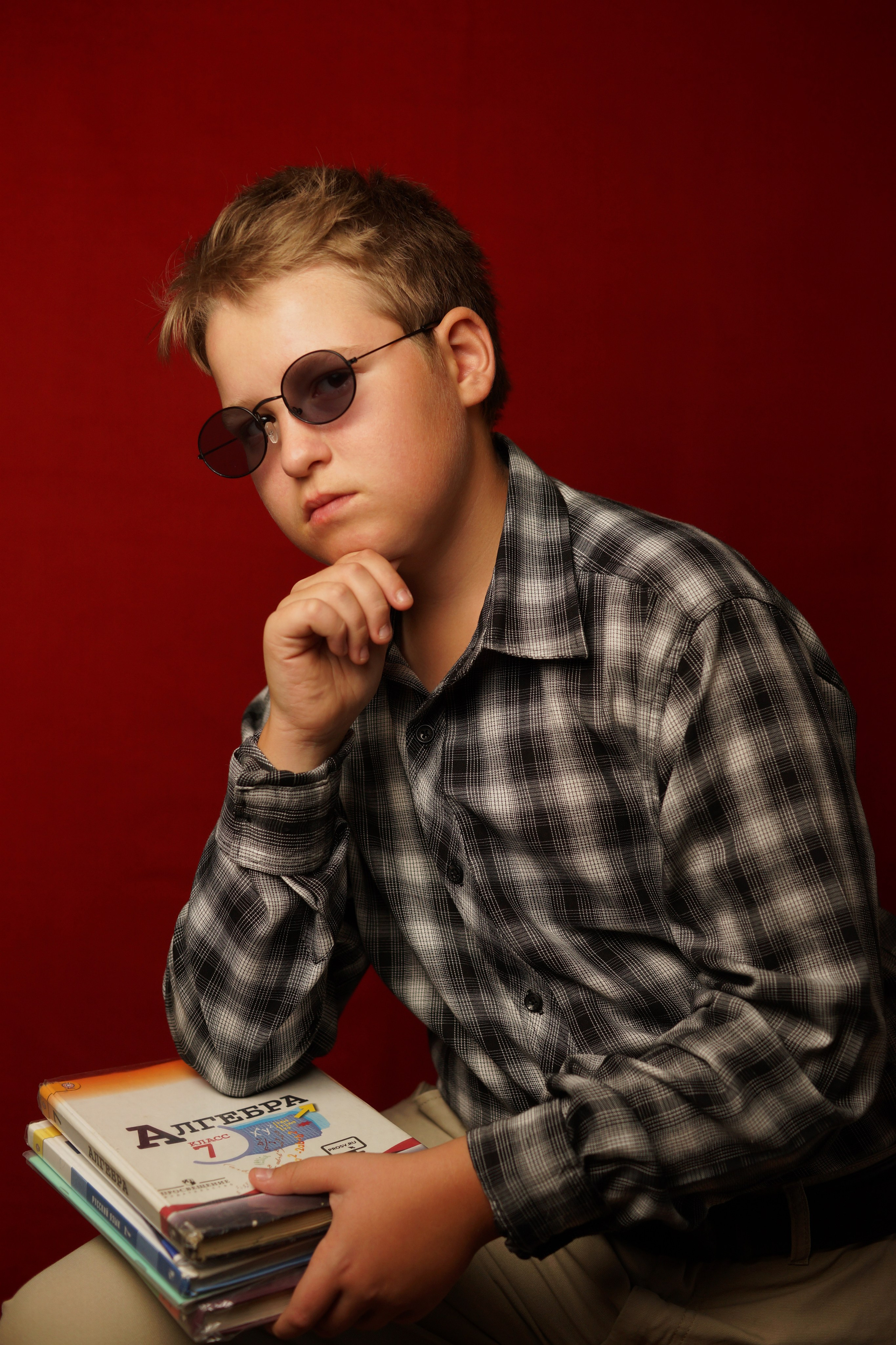 Портреты на красном фоне школа / студия. Ольга Плаксина фотограф в Саратове