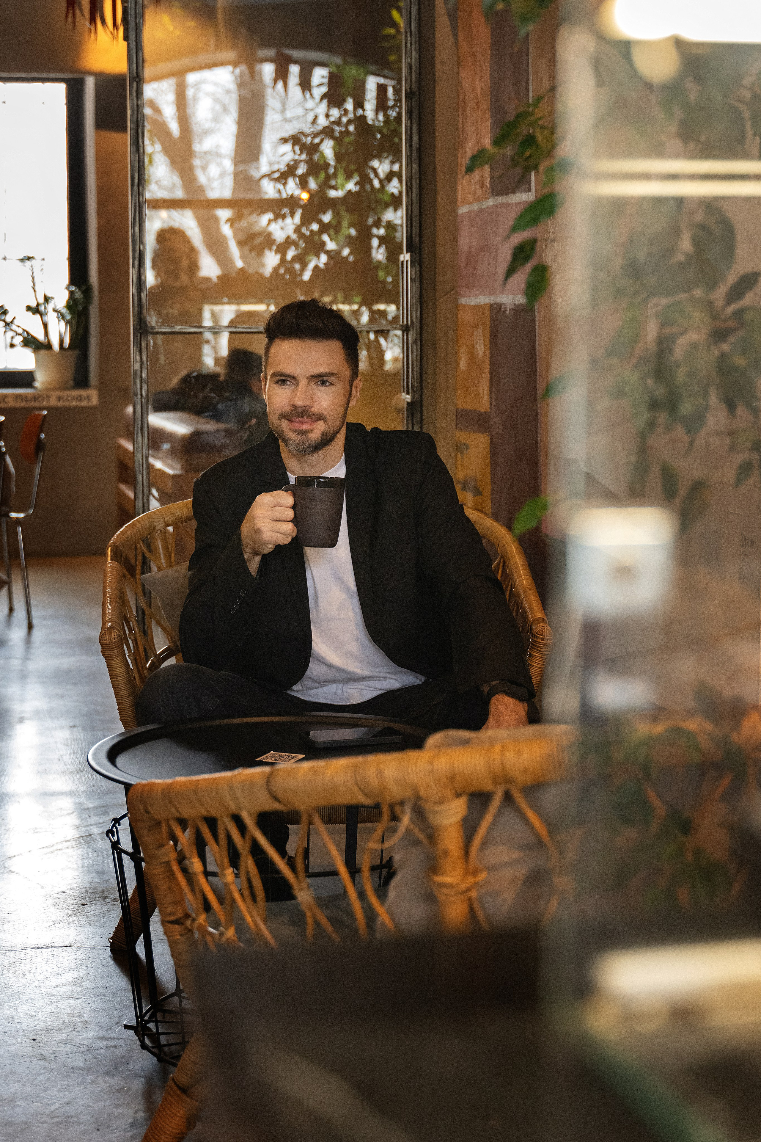 Красавчик в кафе. Главная