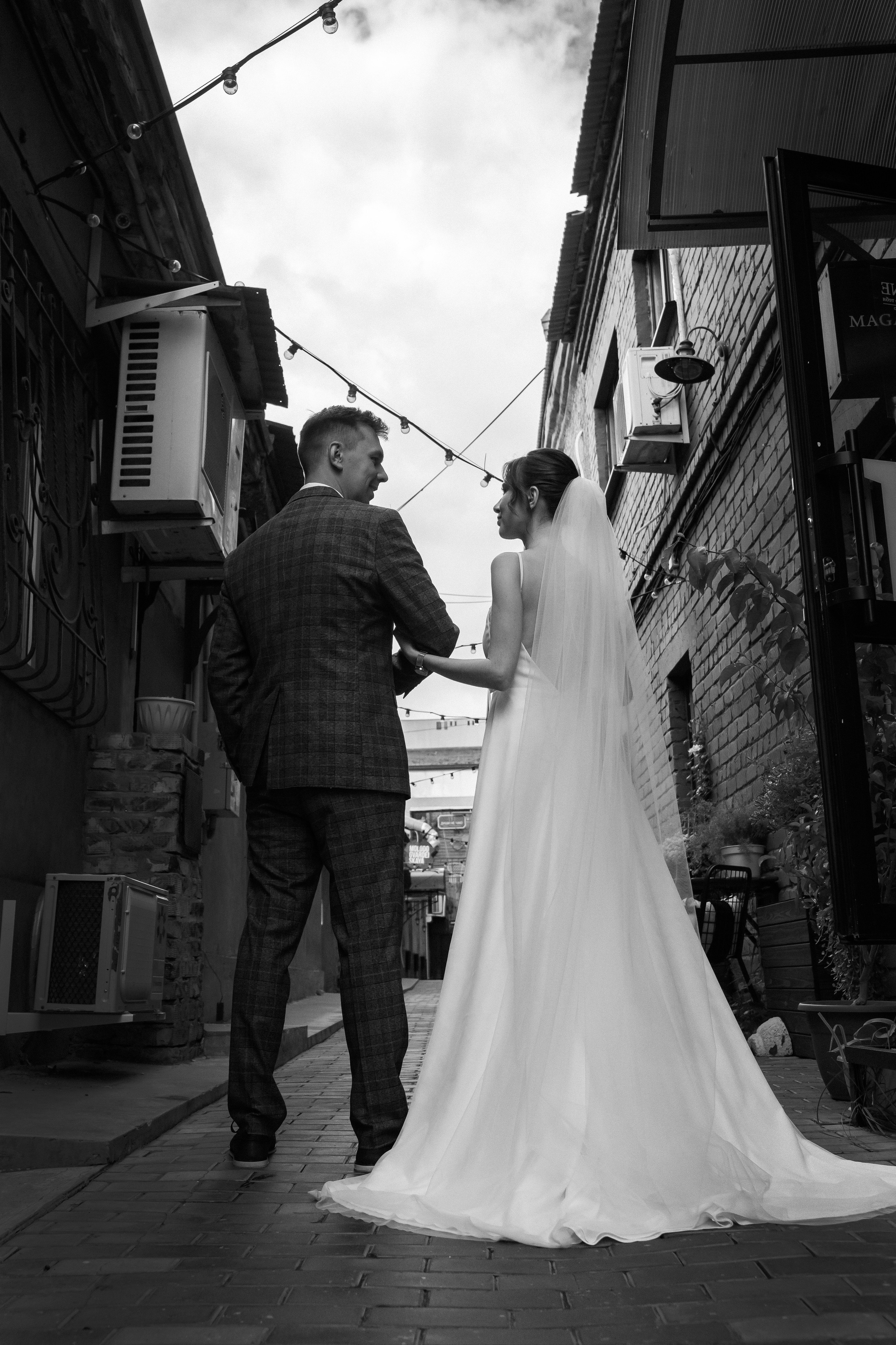 Черно-белая фотография жениха и невесты в полный рост