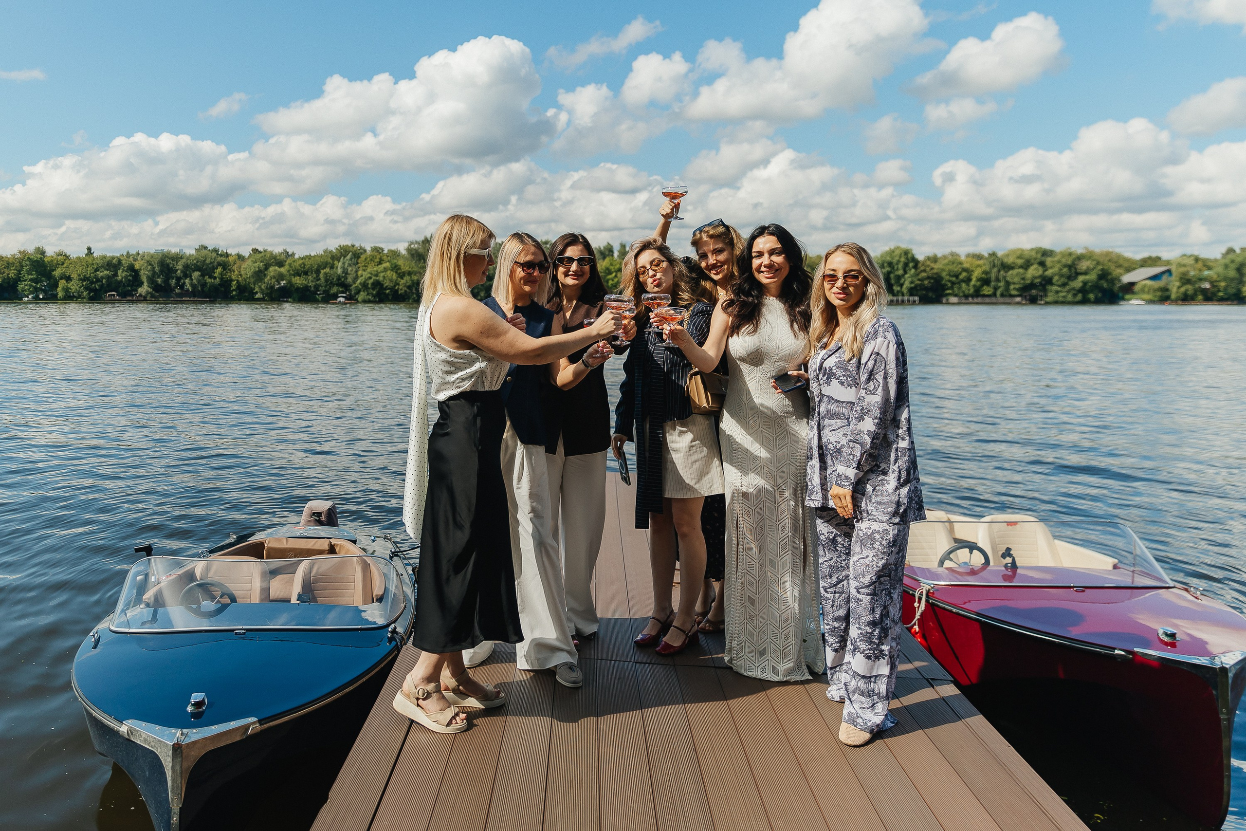 девичник на ретро катерах, ретрокатер, фотограф на девичник, прогулка на яхте, фотосессия на катере, ретро-катер, катер в москве