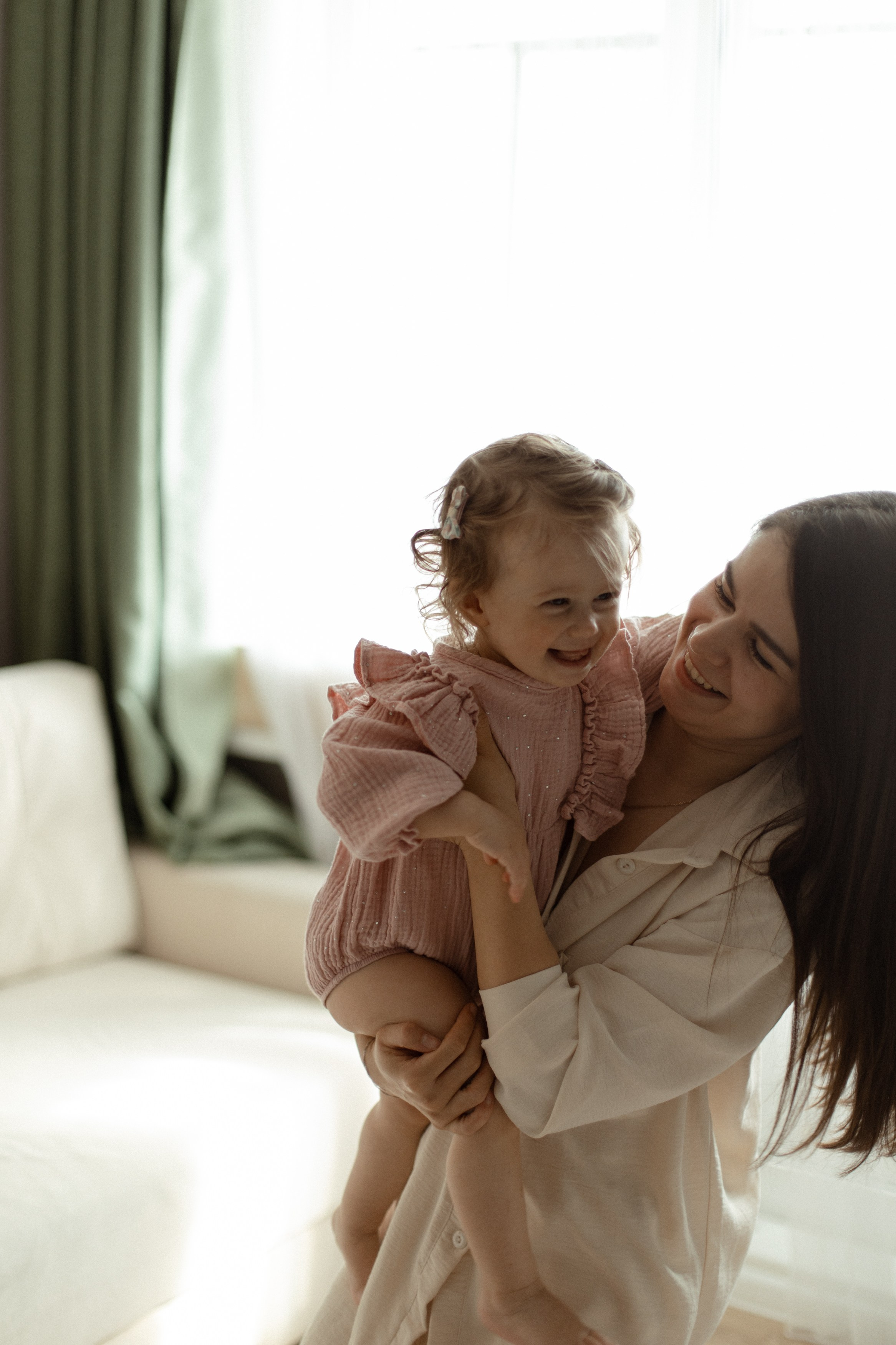 Домашняя фотосессия мама и дочка. Семейный фотограф Челябинск