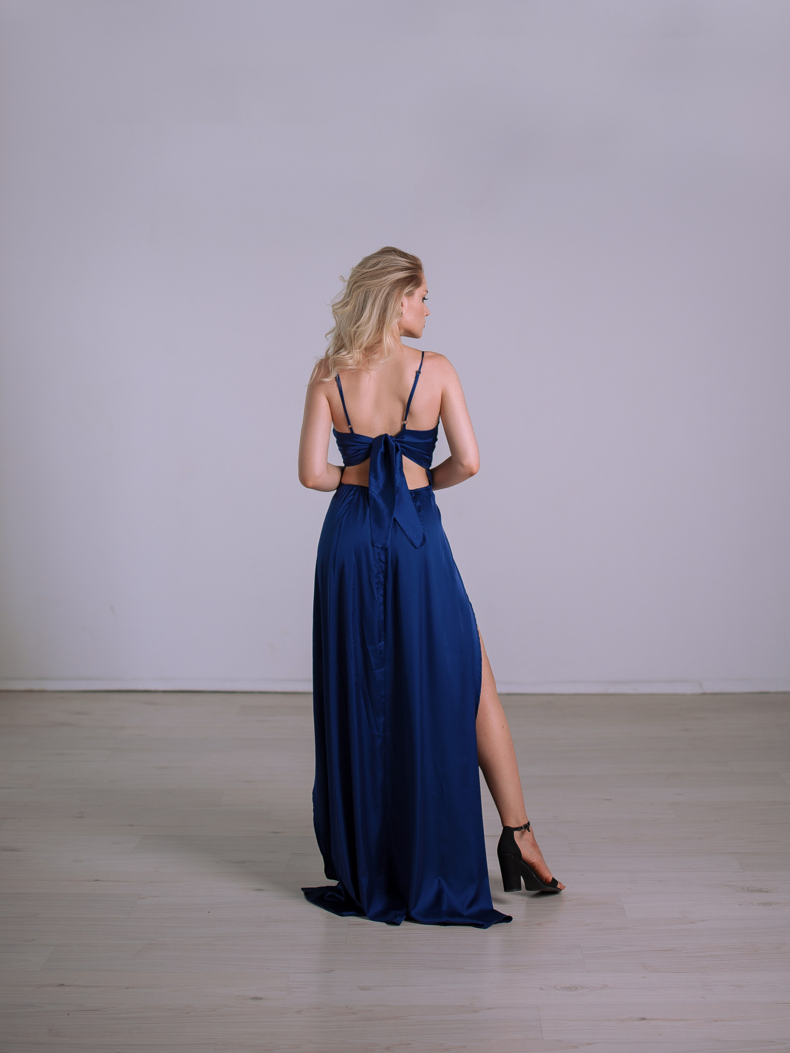 Платье из шелка в цвете королевский синий для фотосессии в фотостудии в Севастополе