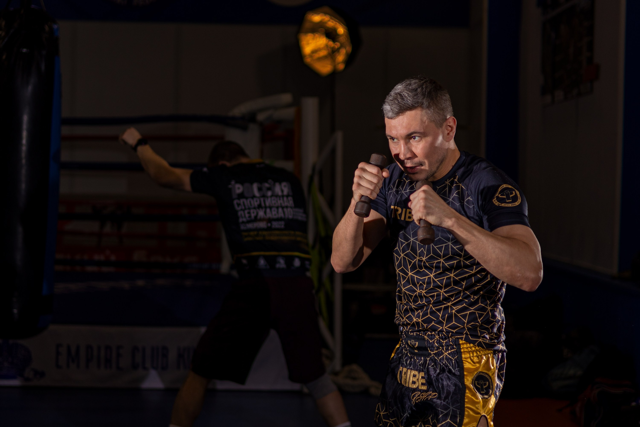 Алексей Ульянов Чемпион RCC Fair fight Девятикратный чемпион России портрет на фоне флага Прокопьевск Кемерово Кузбасс занятие в зале треннировка