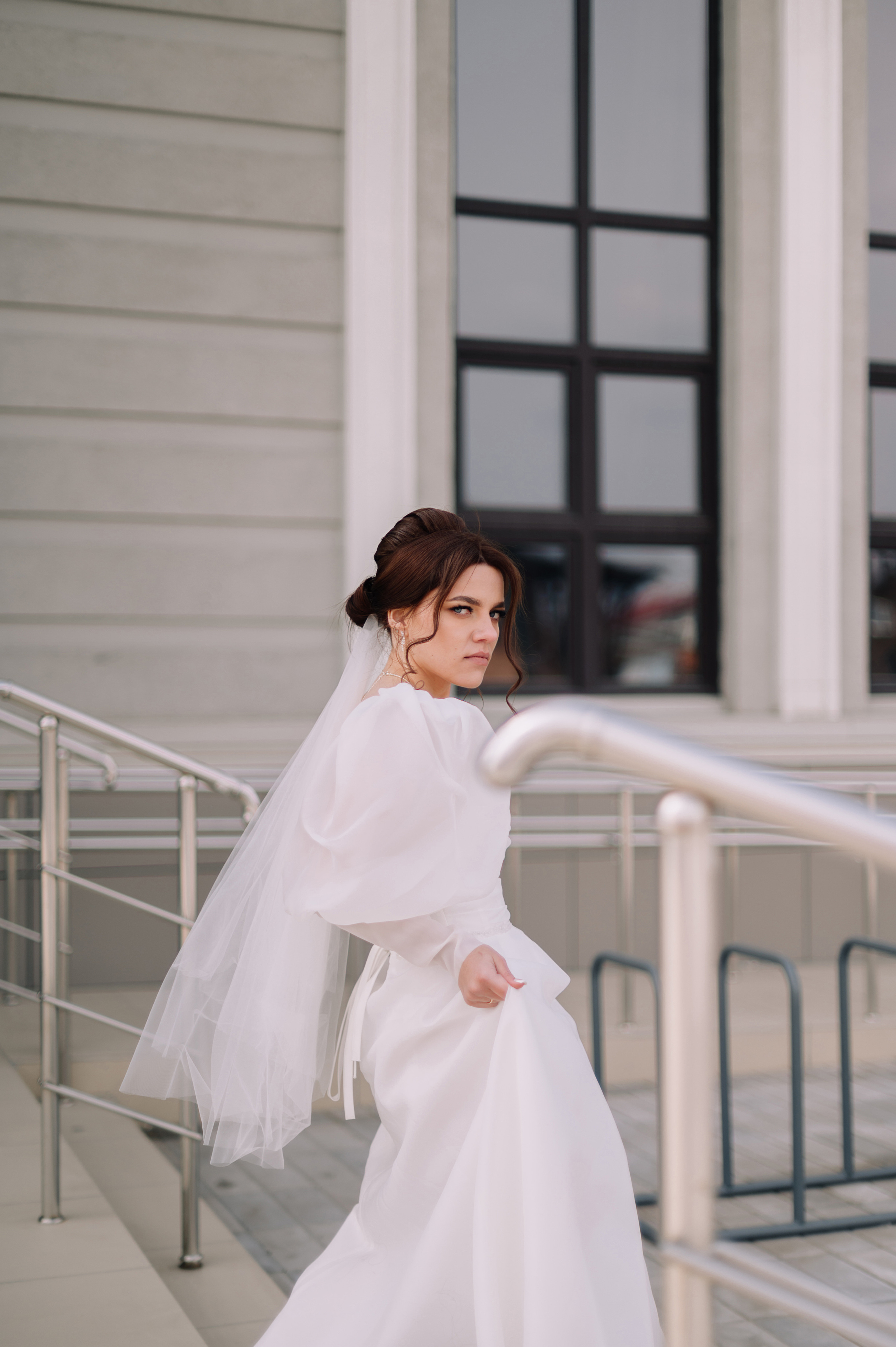 Свадебная прогулка у Драмтеатра. Фотограф в Абакане и Минусинске