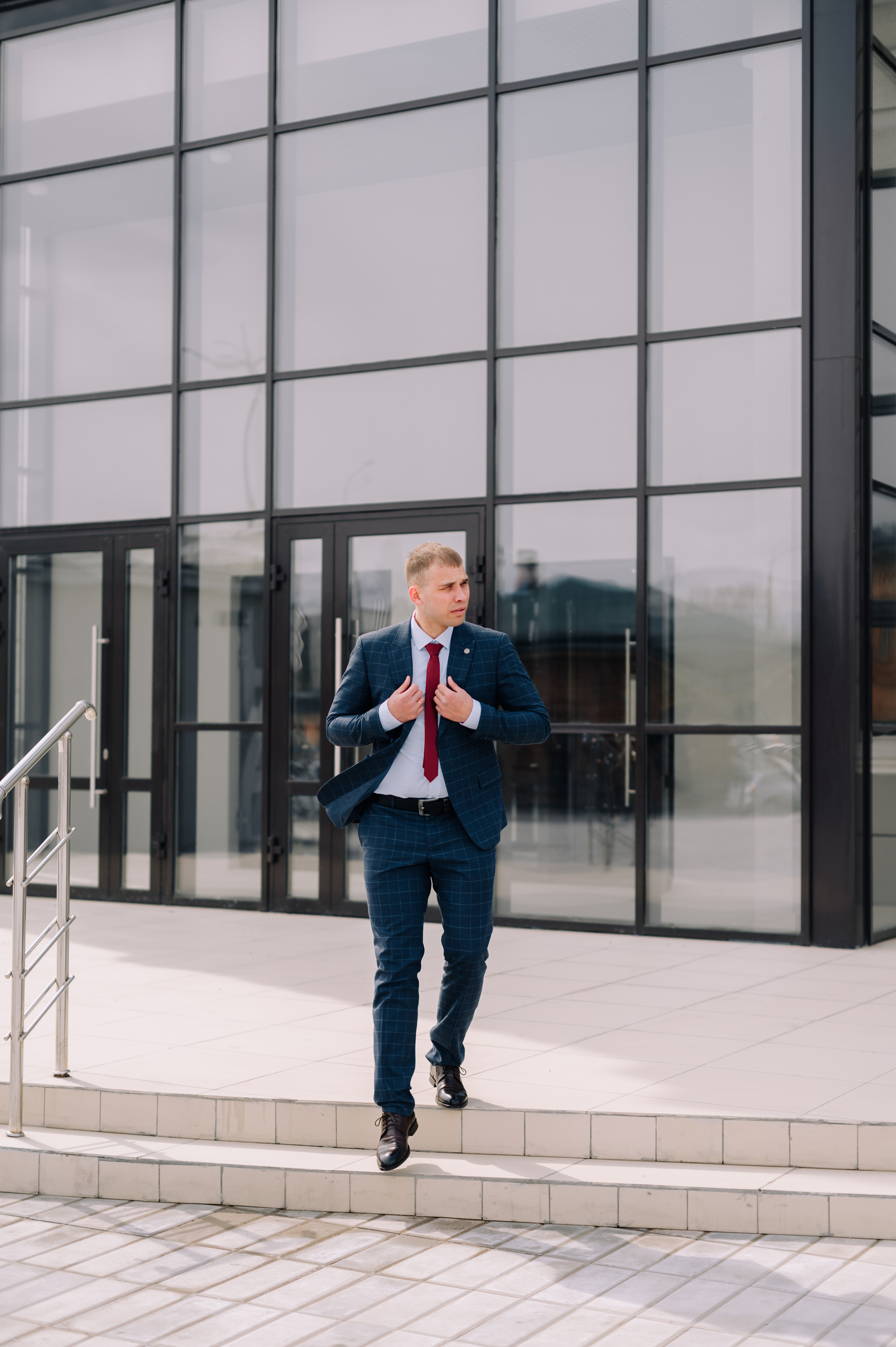 Свадебная прогулка у Драмтеатра. Фотограф в Абакане и Минусинске