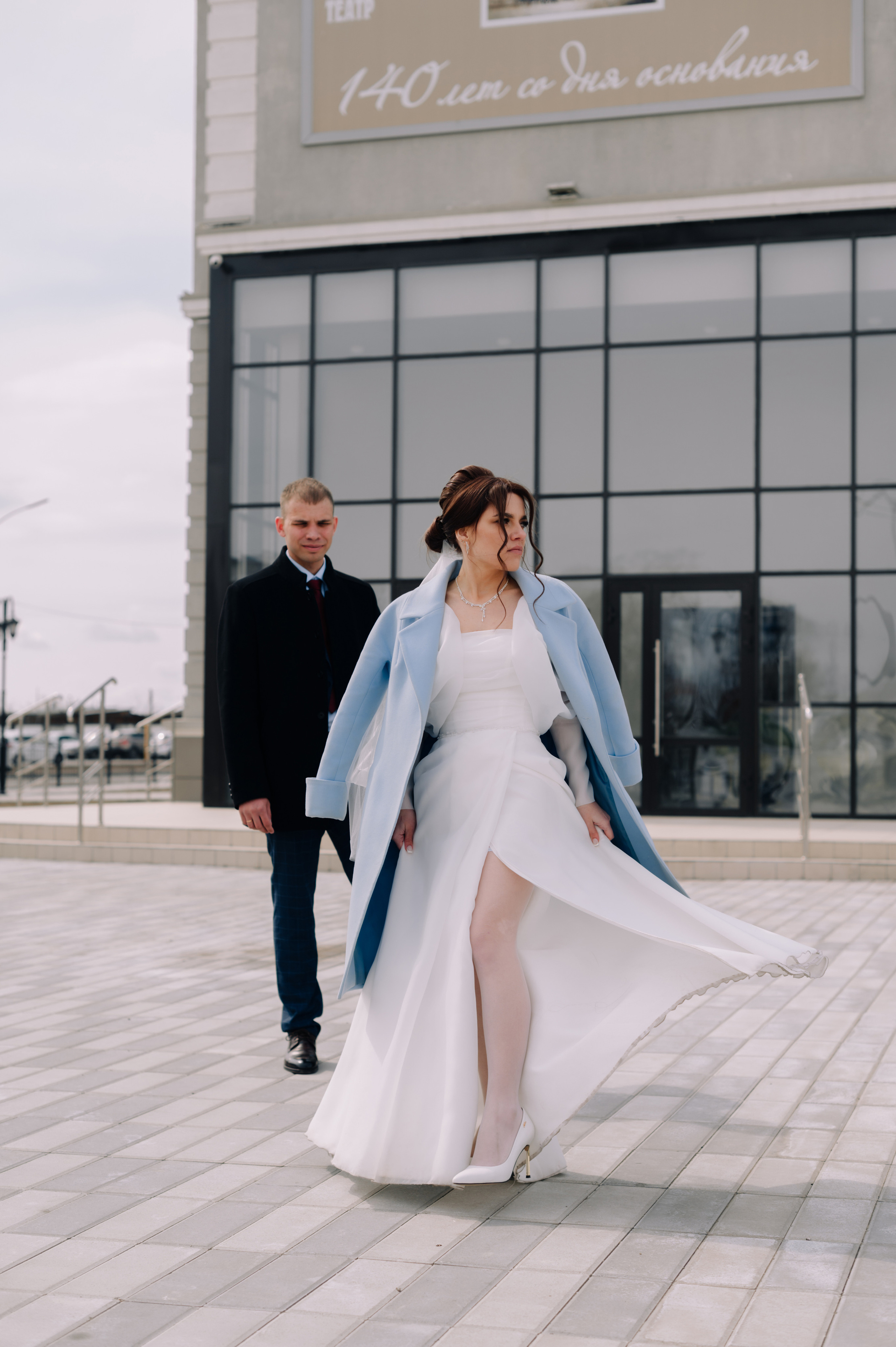 Свадебная прогулка у Драмтеатра. Фотограф в Абакане и Минусинске