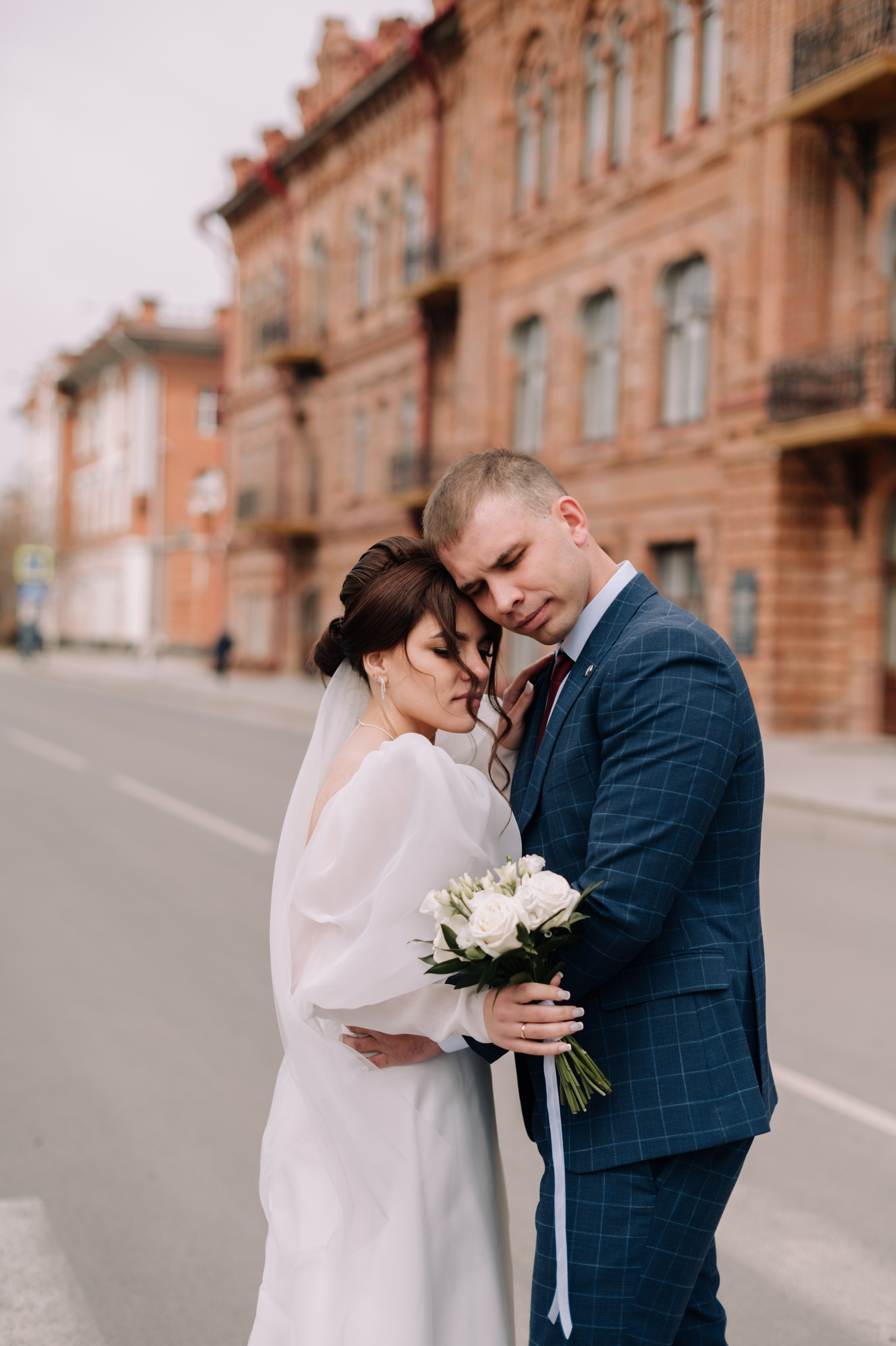 Свадебная прогулка у Драмтеатра. Фотограф в Абакане и Минусинске