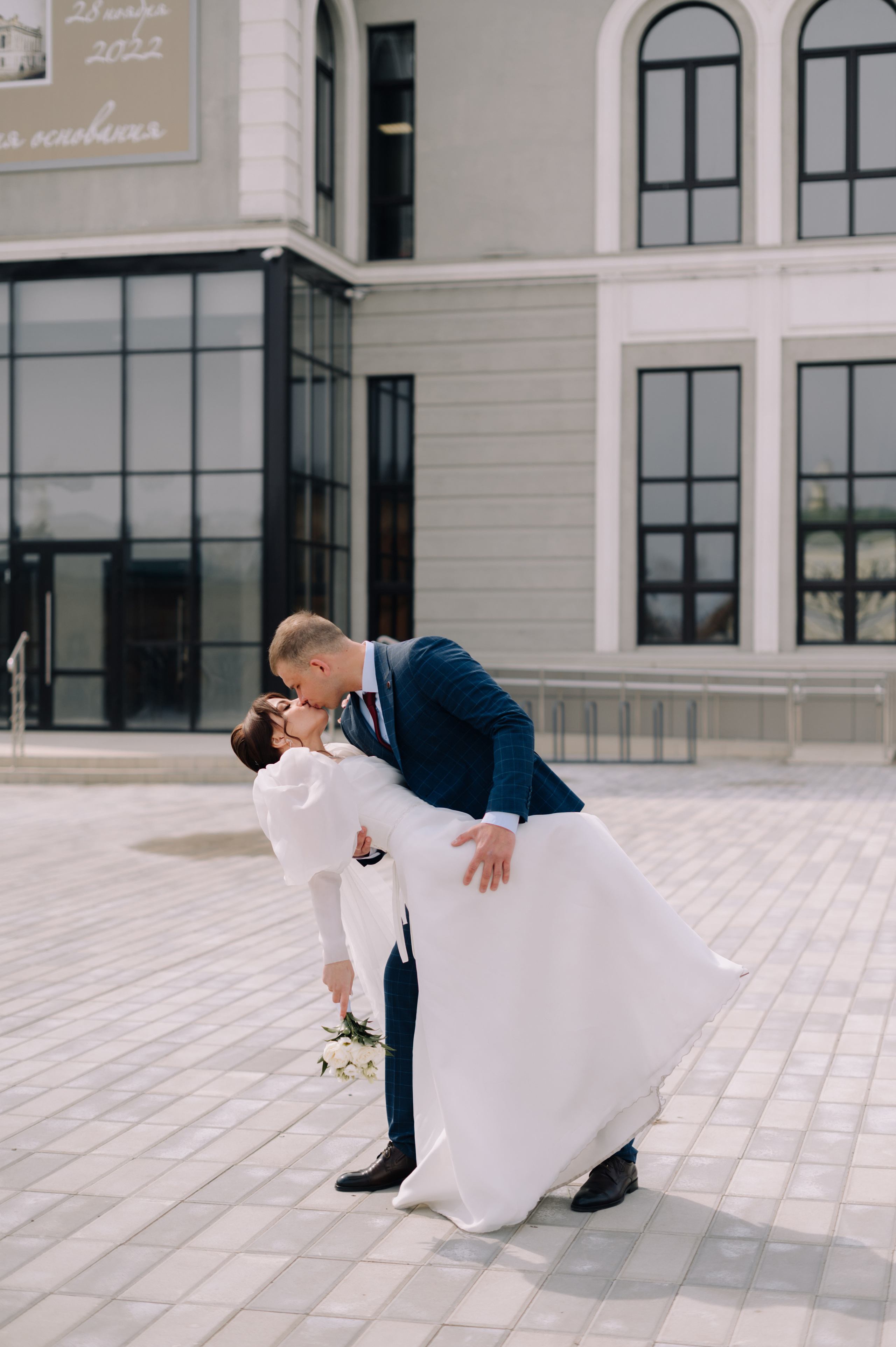 Свадебная прогулка у Драмтеатра. Фотограф в Абакане и Минусинске