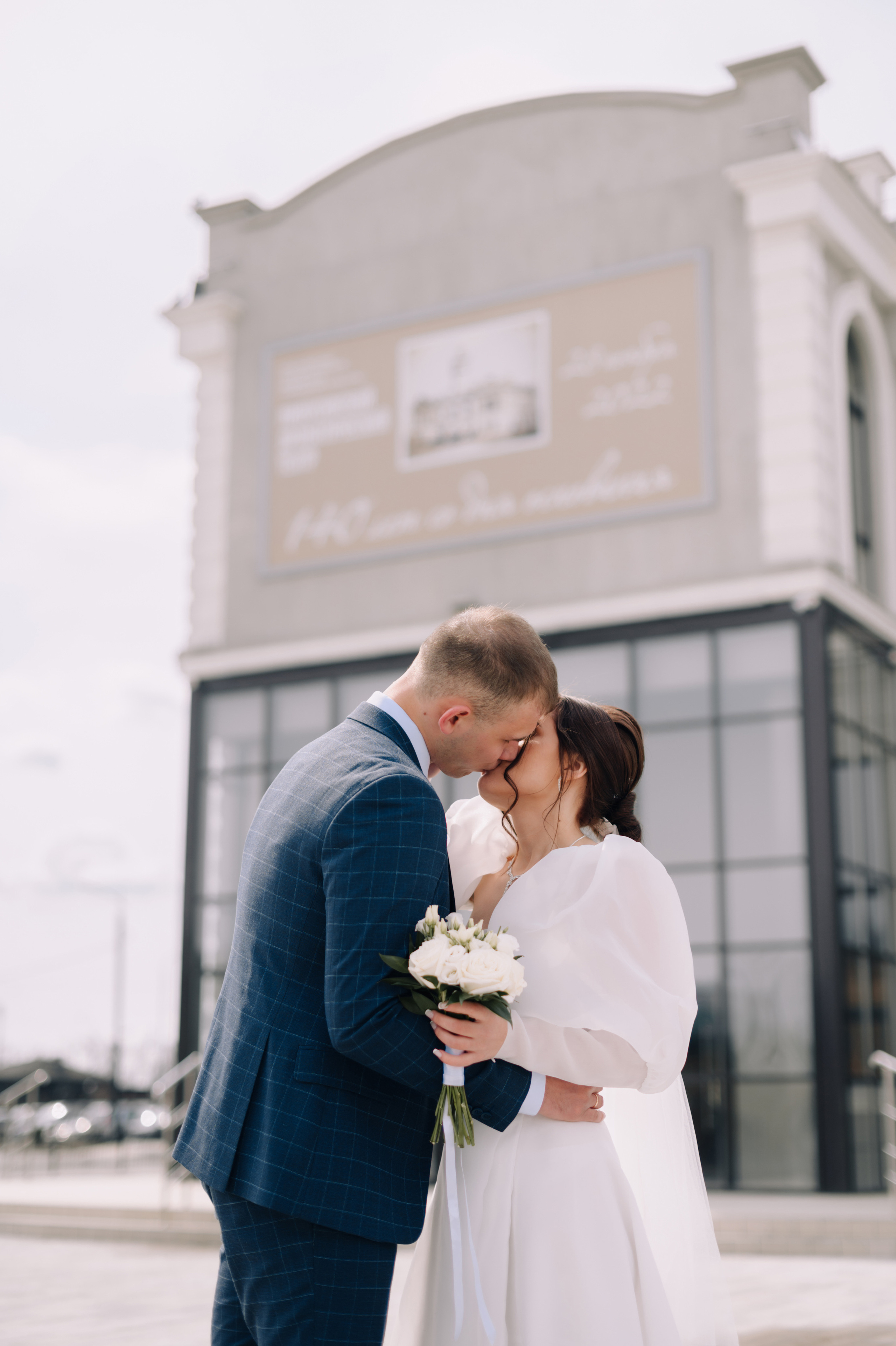 Свадебная прогулка у Драмтеатра. Фотограф в Абакане и Минусинске