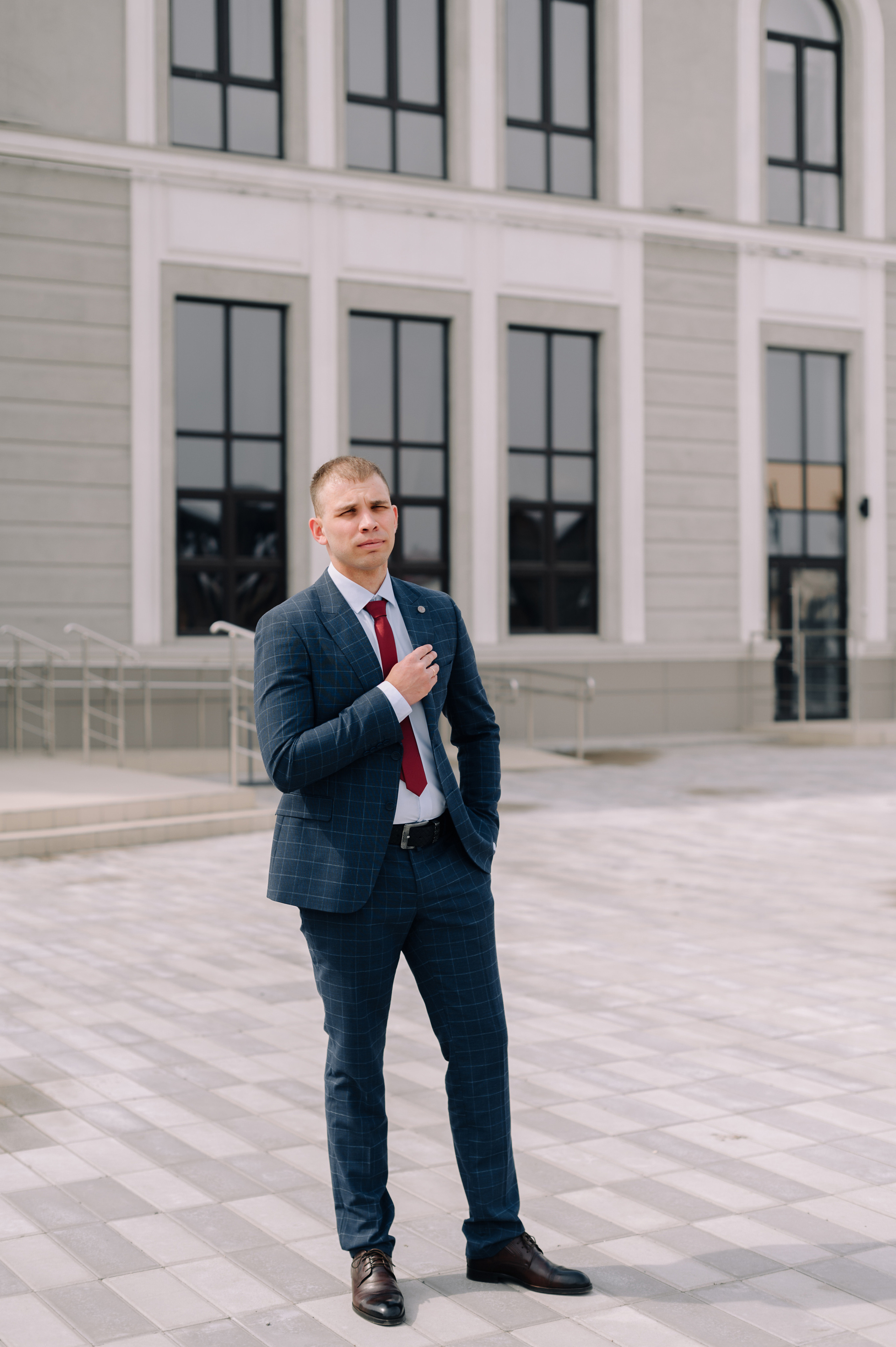 Свадебная прогулка у Драмтеатра. Фотограф в Абакане и Минусинске