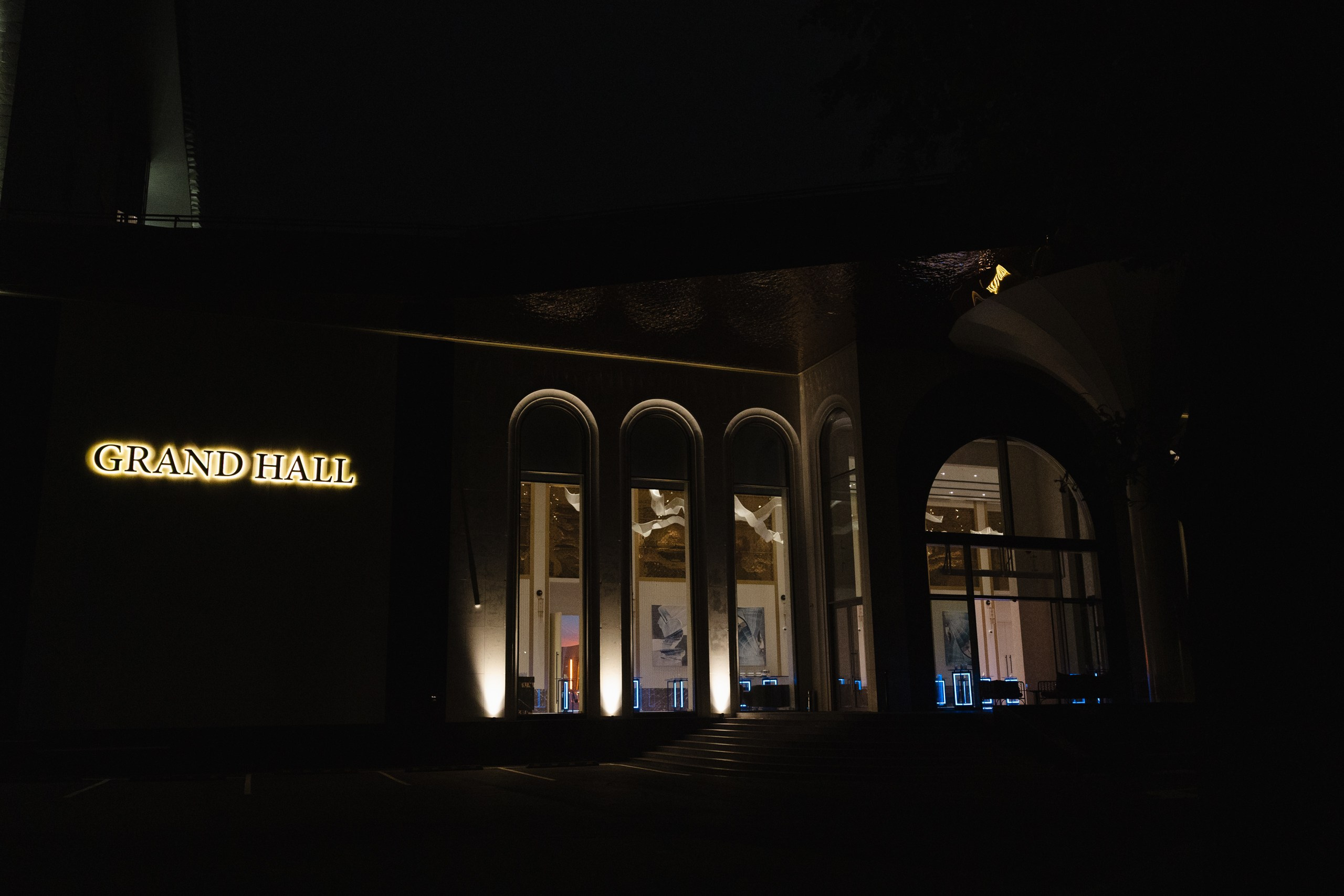 Здравствуйте! Я свадебный фотограф из Ульяновска, работаю в том числе по всей России и с выездом за границу. Снимаю свадьбы, lovestory, корпоративы, светский репортаж. Провожу обучение по фотографии, мастер-классы и воркшопы для других фотографов.