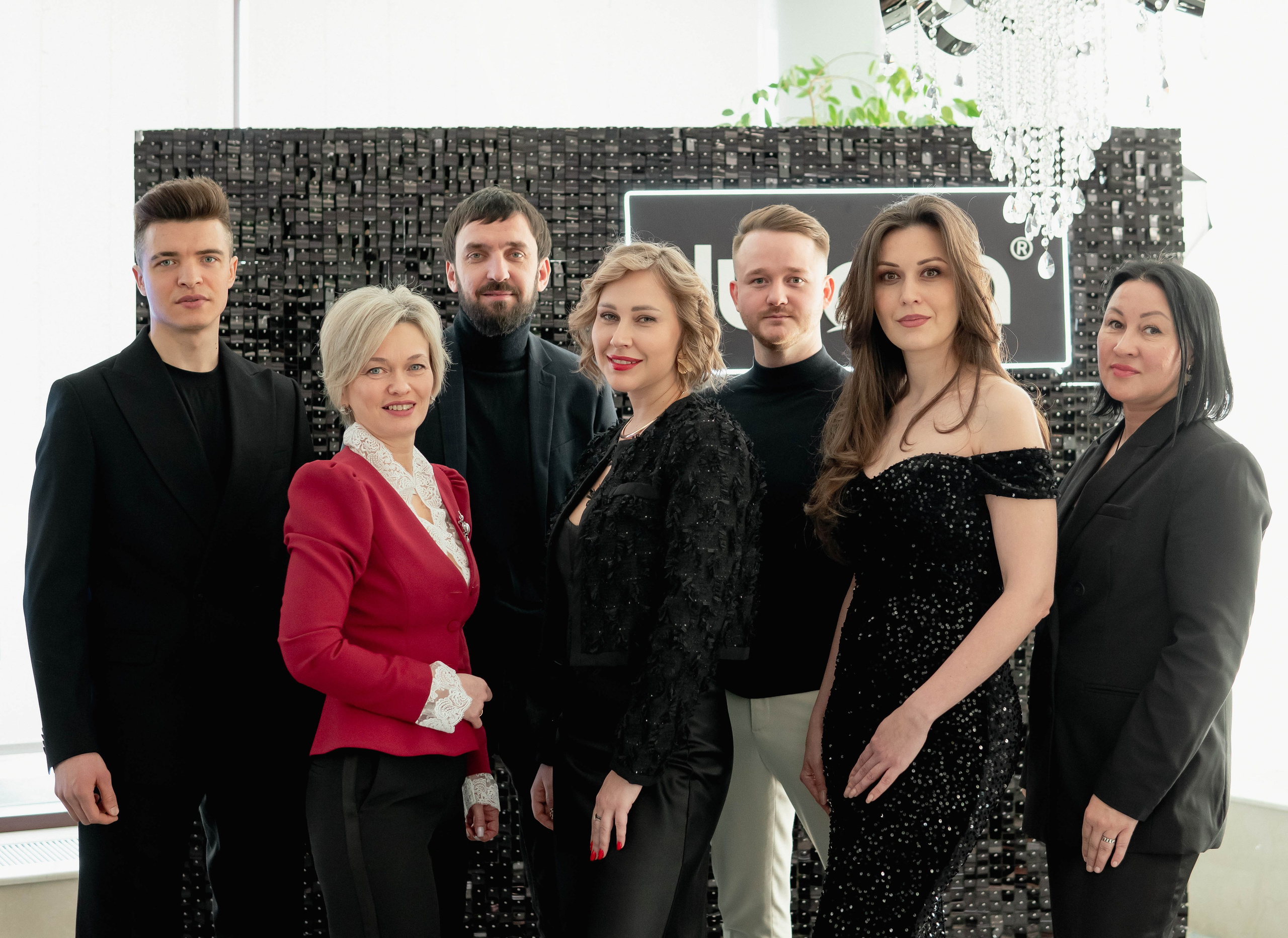 Фотограф снимает команду организаторов конференции