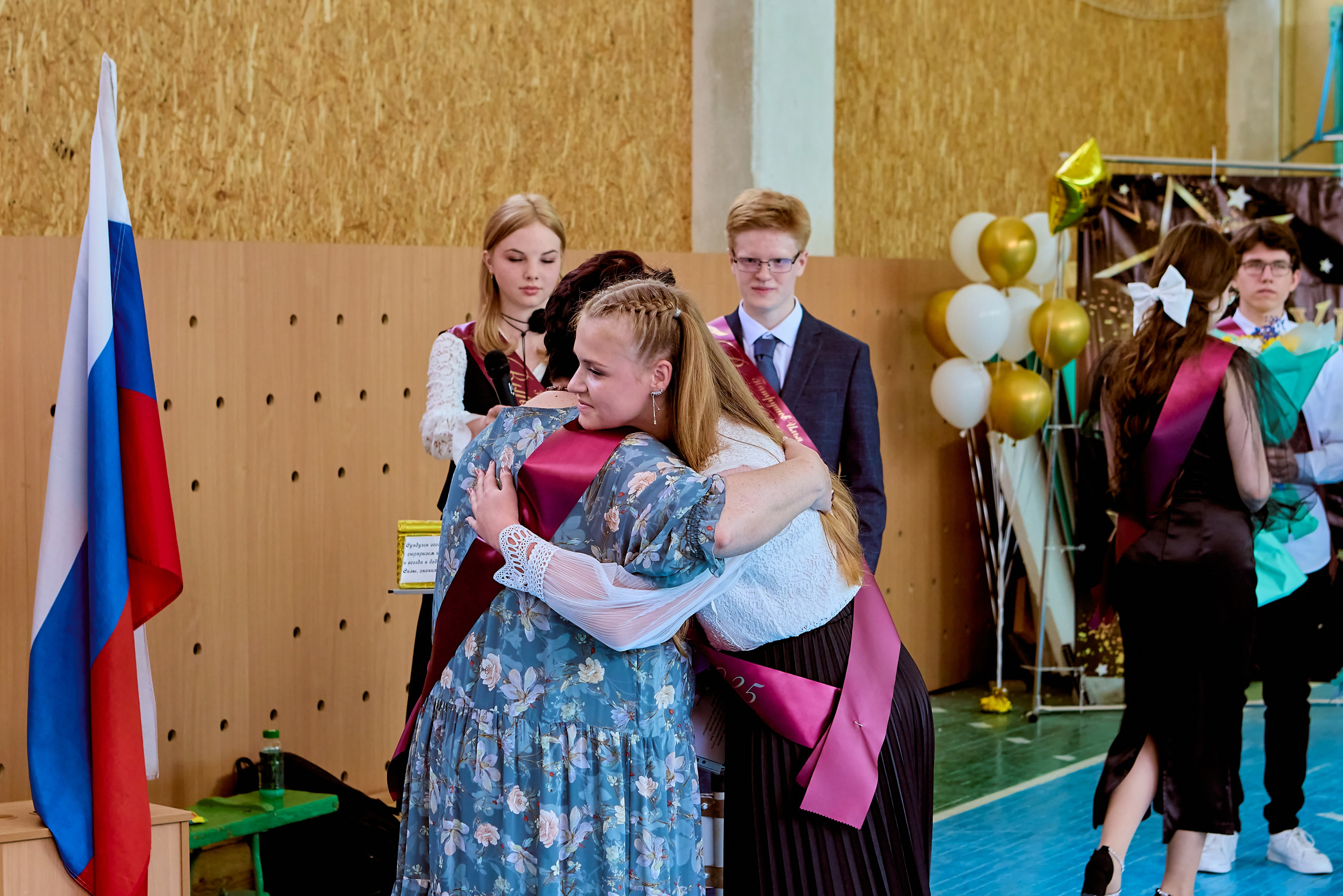 Светлая радость и улыбки выпускников на фото в день последнего звонка, фото Николая Голованова, Православный Портретный и детский фотограф г. Дзержинск.