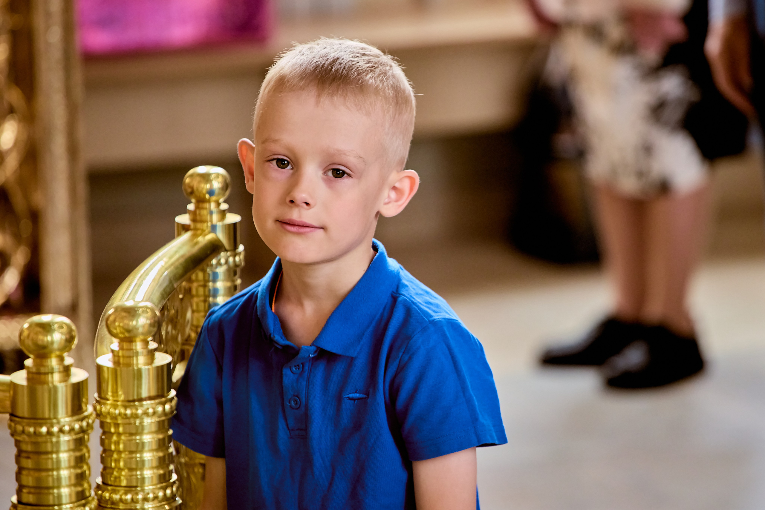 Дети в храме — символ чистоты и Божьей любви, кадр православного фотографа Николая Голованова, г. Дзержинск.
