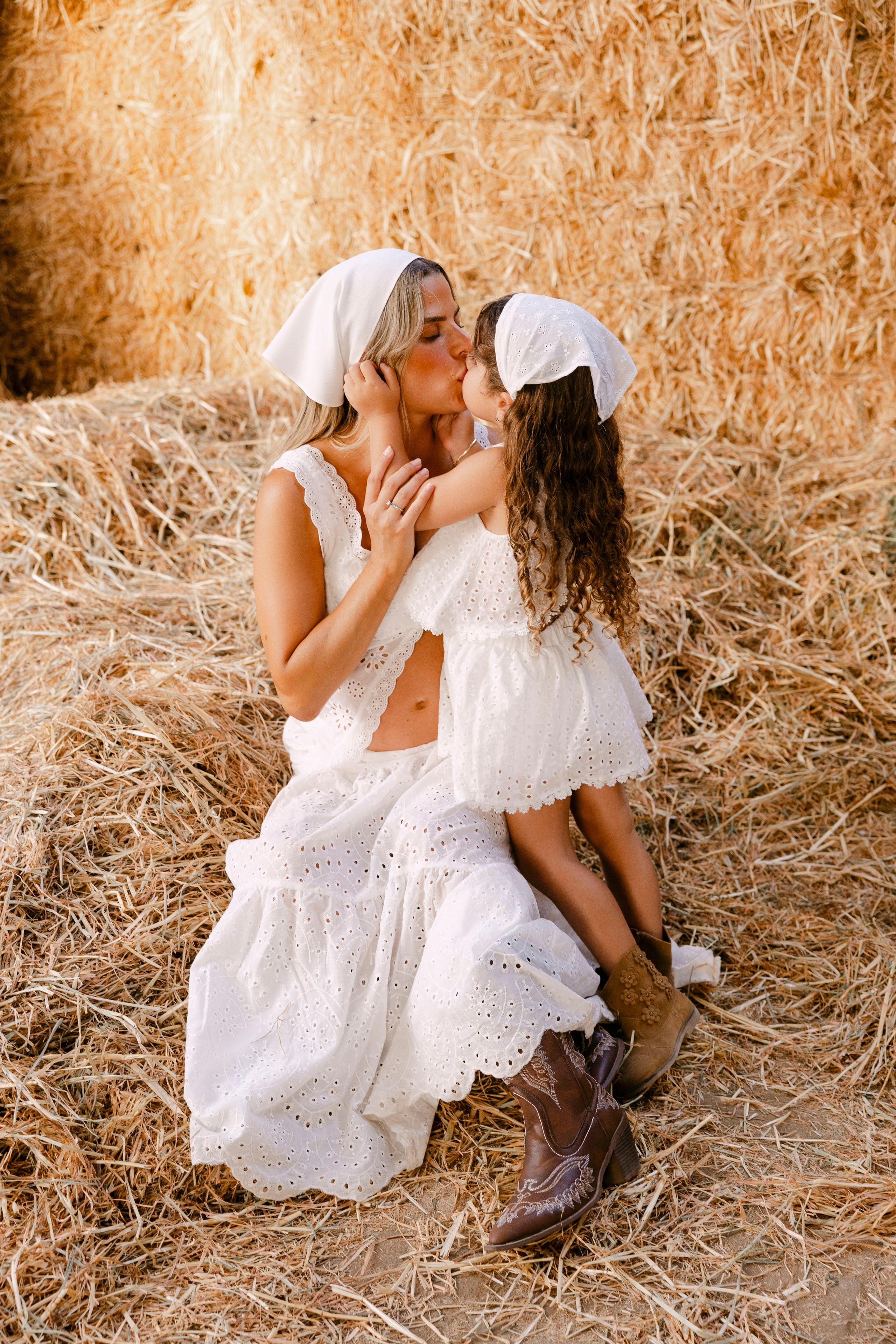 Pregnancy photoshoot at the horse farm. Главная