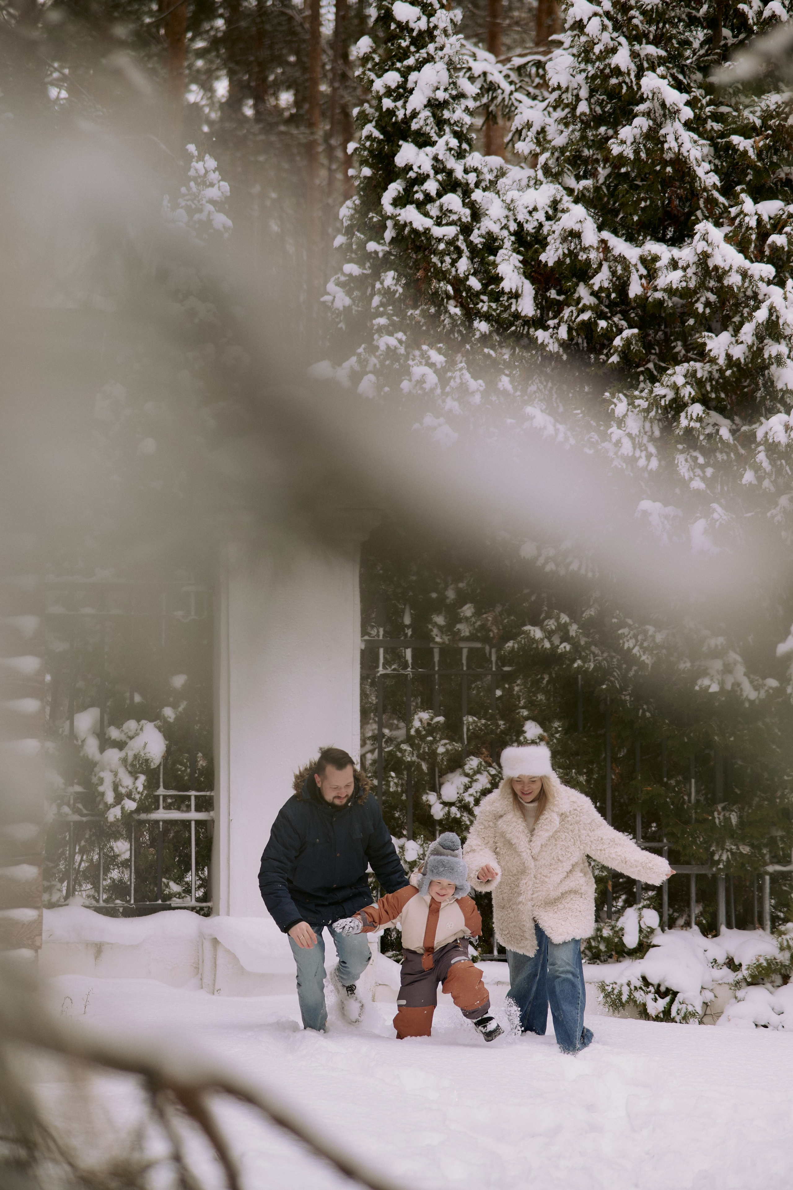 Паша, Света и Марк на зимней прогулке. Семейный и свадебный lifestyle-фотограф в Москве Мария Петрова