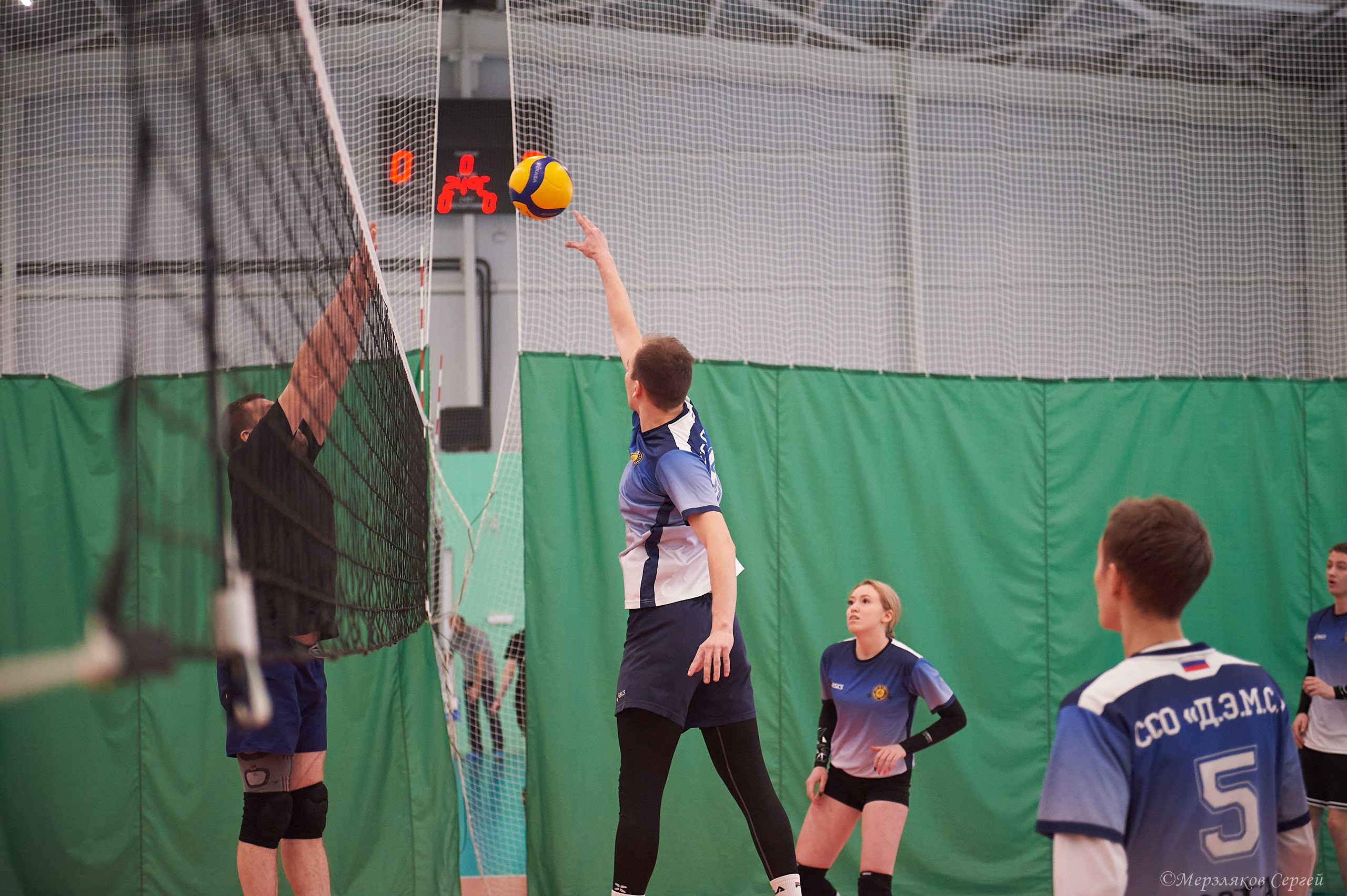 Новогодний волейбольный турнир. Ижевск. 16.12.23. Спортивный репортажный фотограф в Ижевске Сергей Мерзляков