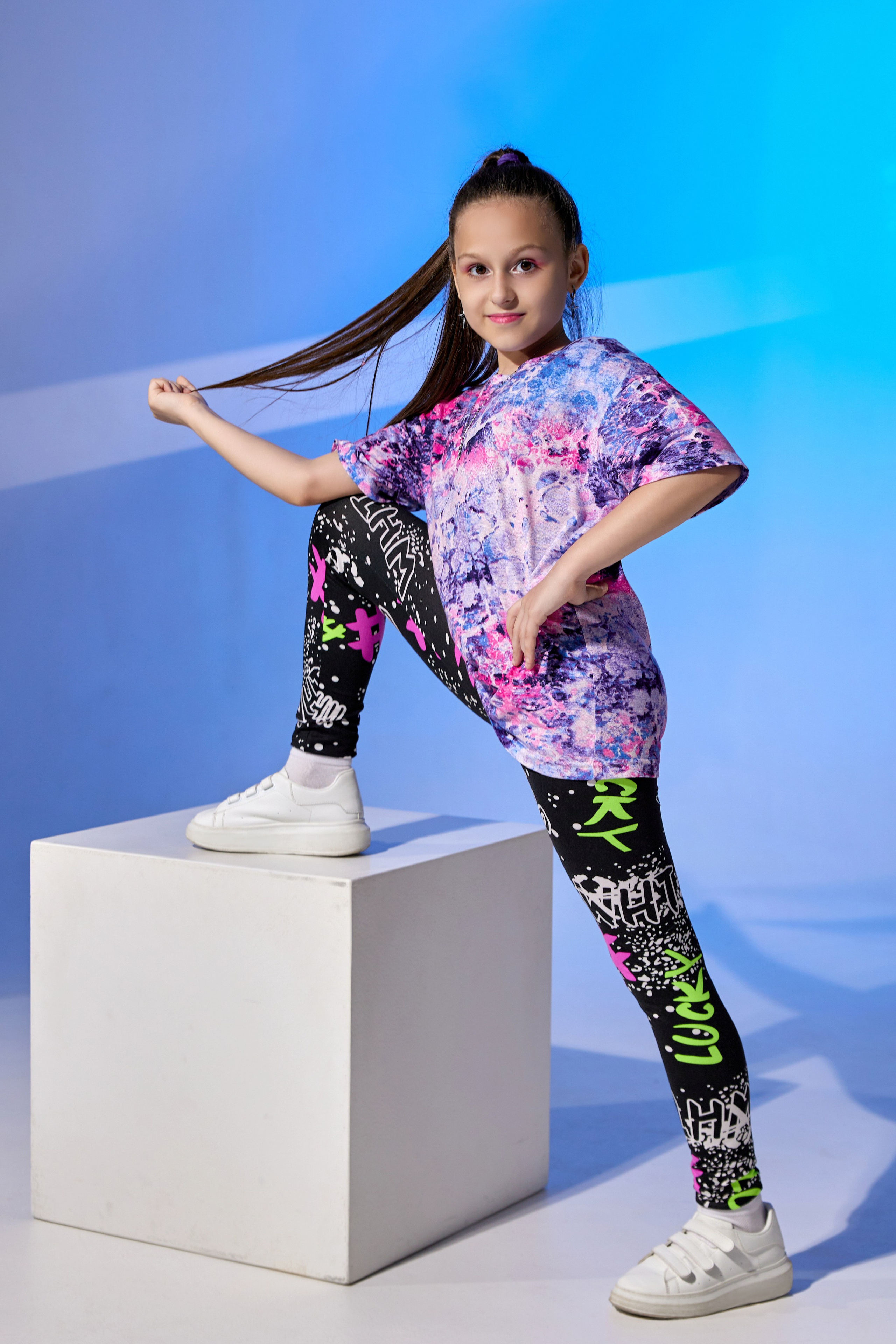 Портрет на цветной стене с рисунком «Гобо». Правильный Выпускной Альбом