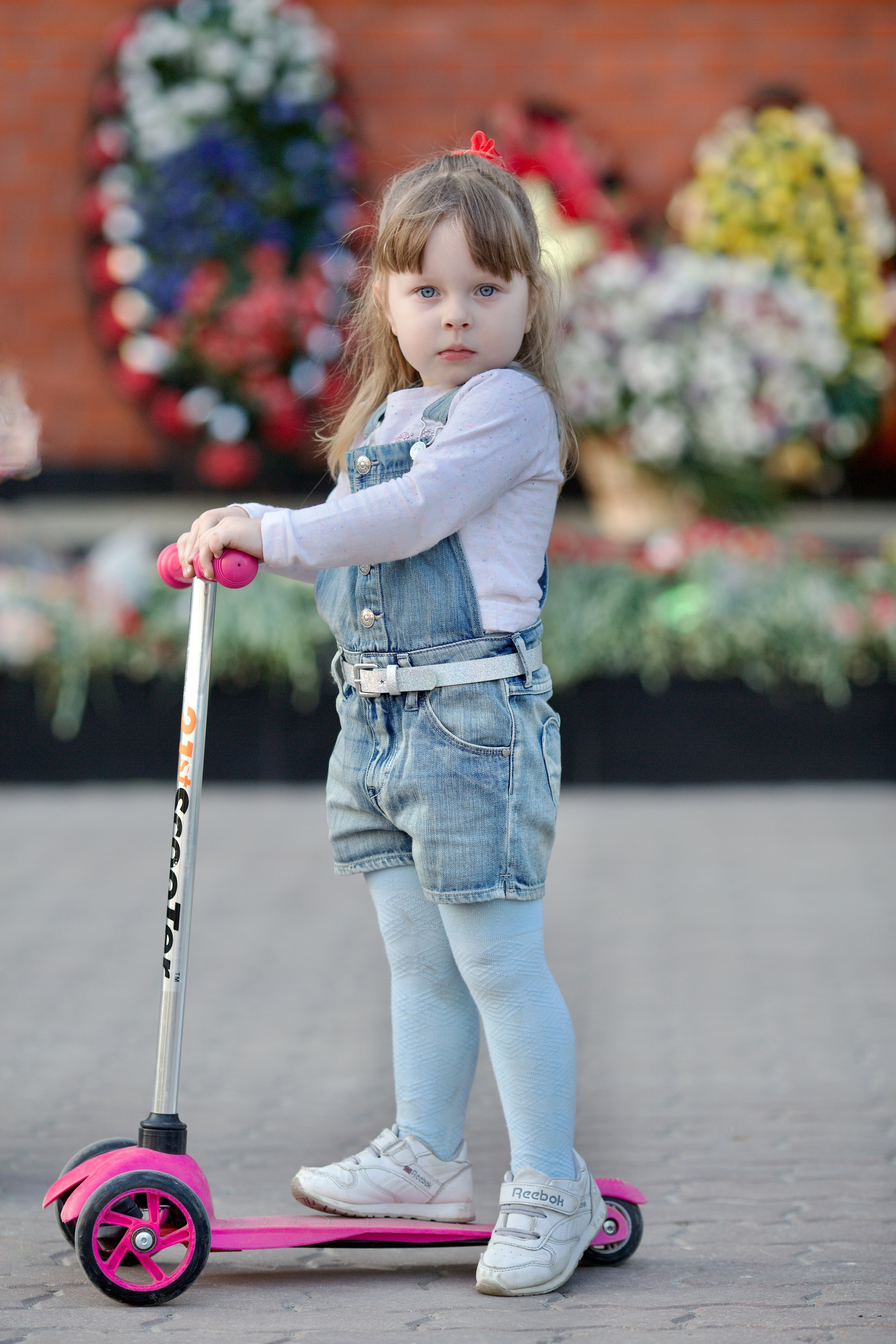 Фотосессия близняшек весной. Школьные выпускные альбомы в Москве Марина Николаева