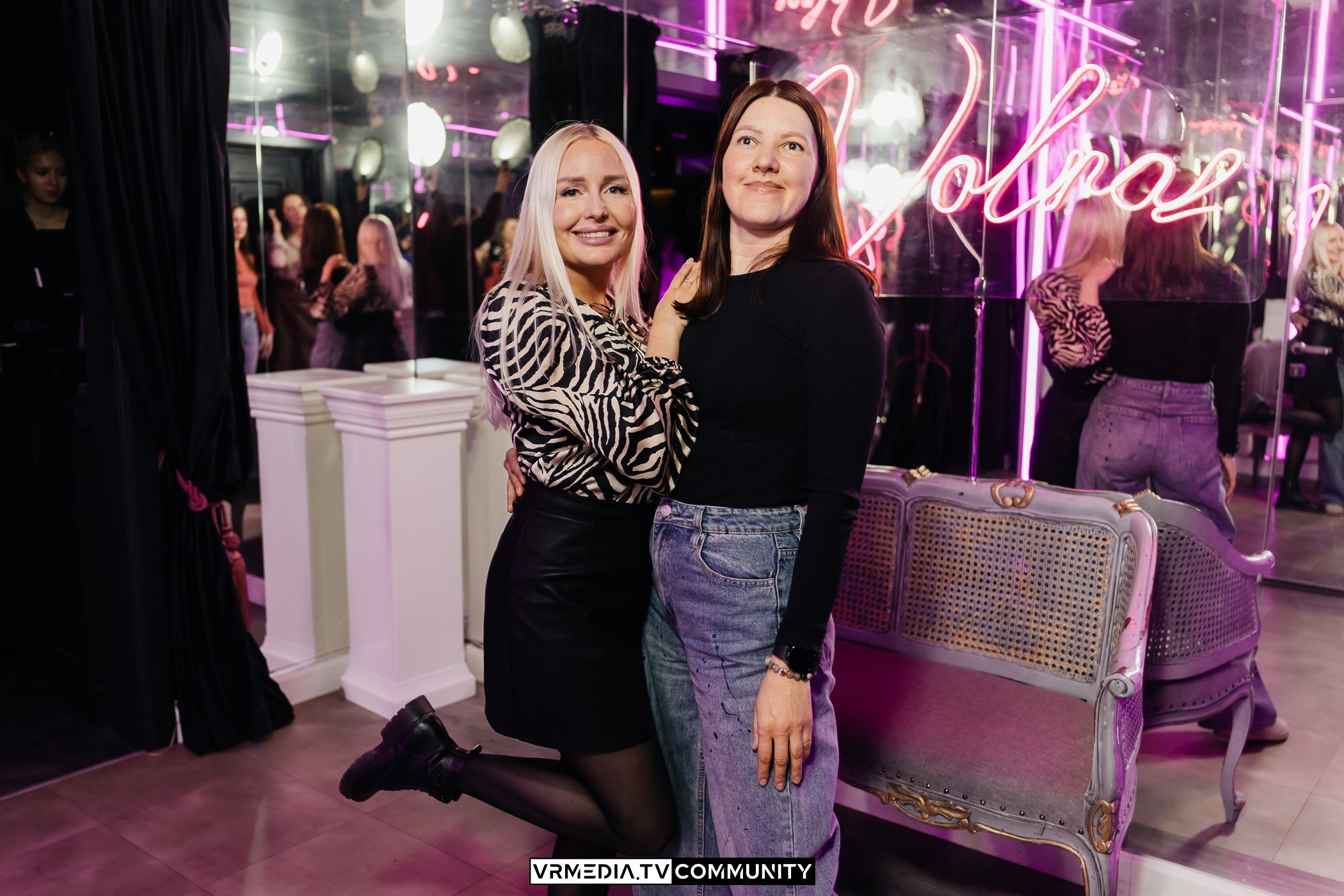 Караоке-бар «Volna»: Мир, труд, май, запевай