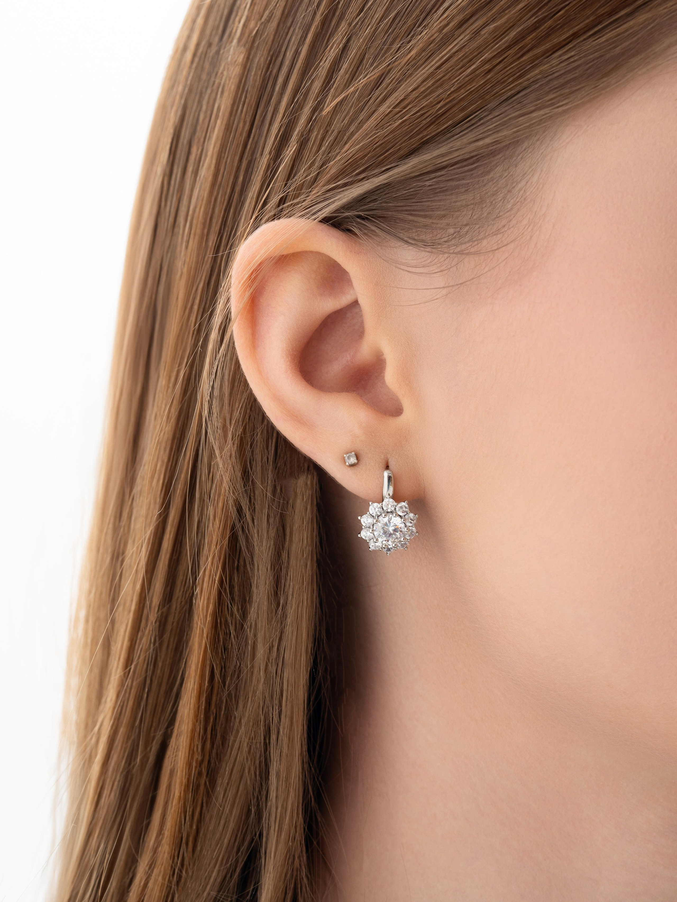 Каталожная фотосъемка — серьги с кристаллами Swarowski на модели и белом фоне