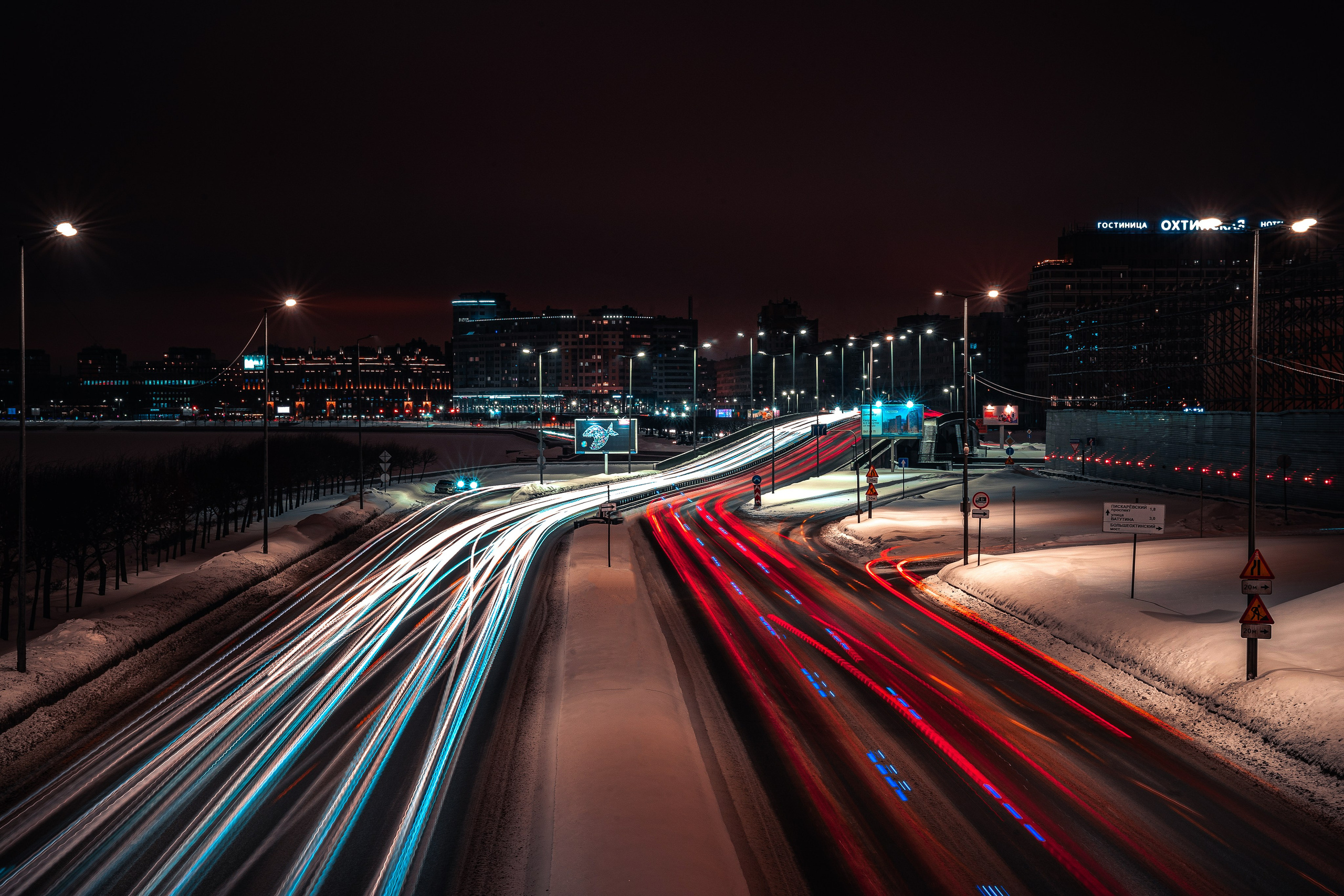 Вечерний Санкт-Петербург, световые следы машин на Охтинской развязке и  мосту Петра , ночная урбан-фотография с длинной выдержкой, фотограф Евгений Мальцев.