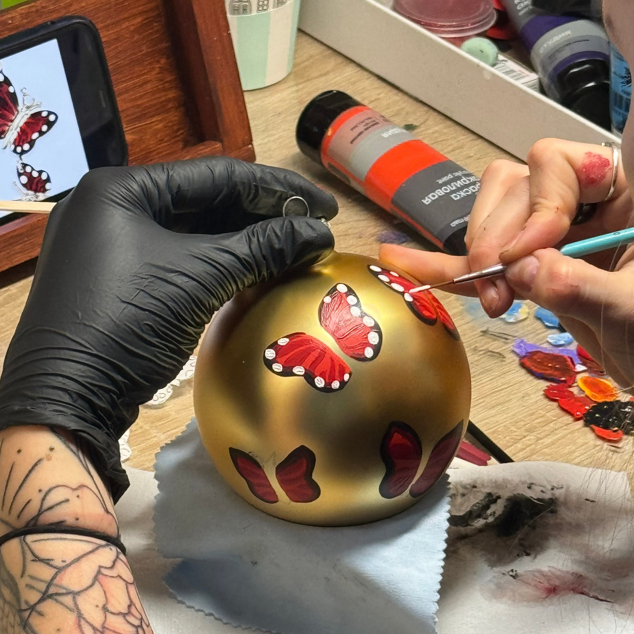 ArtSHARm- наше портфолио по ёлочным шарам с ручной росписью. Художественная ручная роспись елочных шаров, корпоративные подарки и восковые аромасвечи