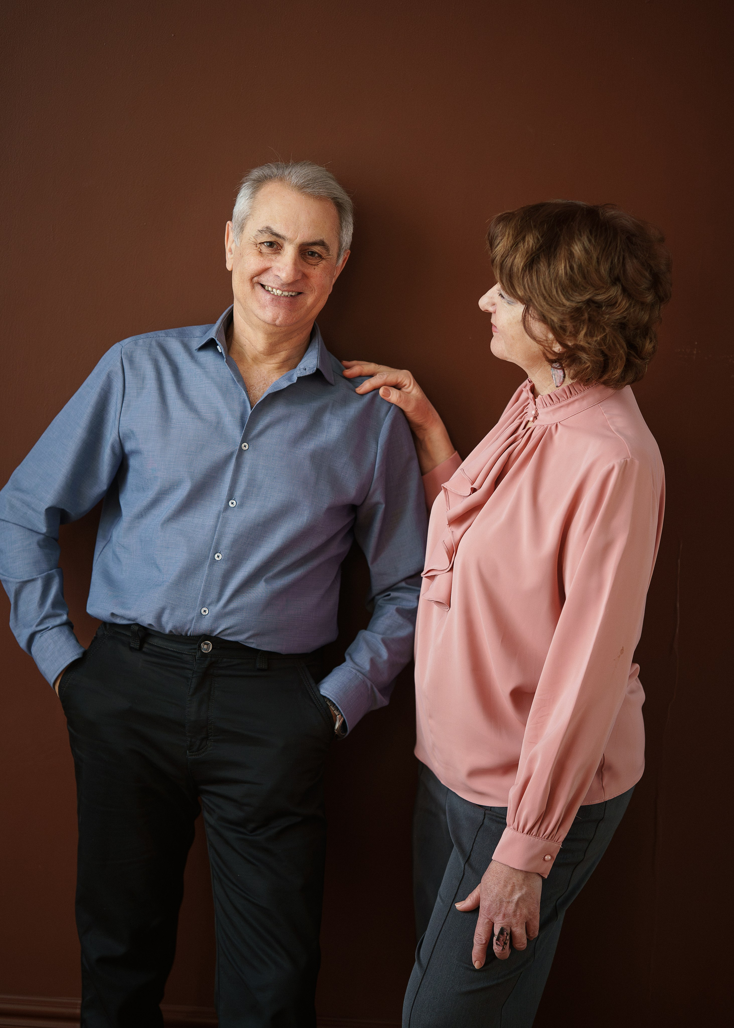 Счастливые бабушка и дедушка на семейной фотосессии в студии