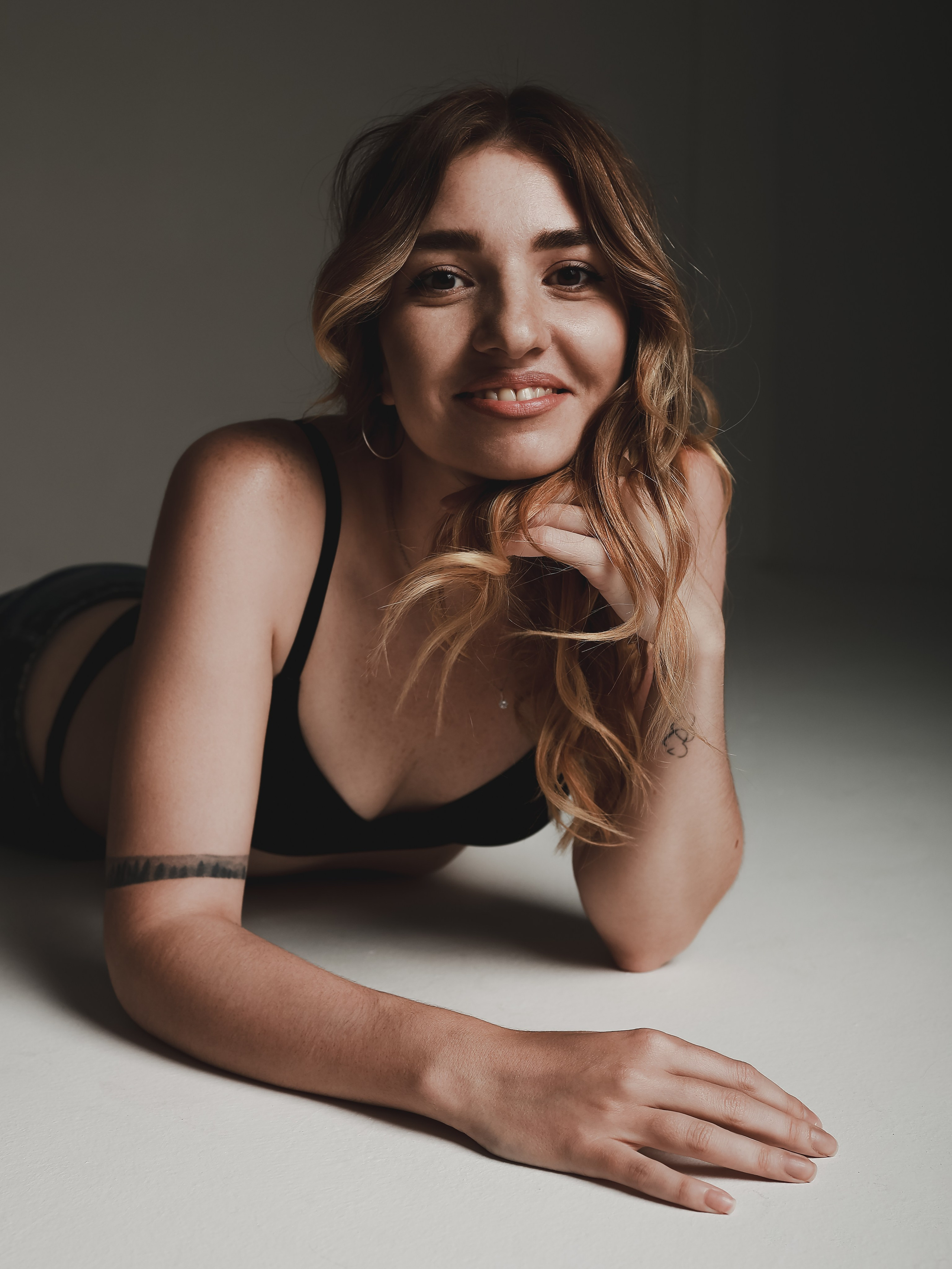 Студийная фотосессия на белой циклораме