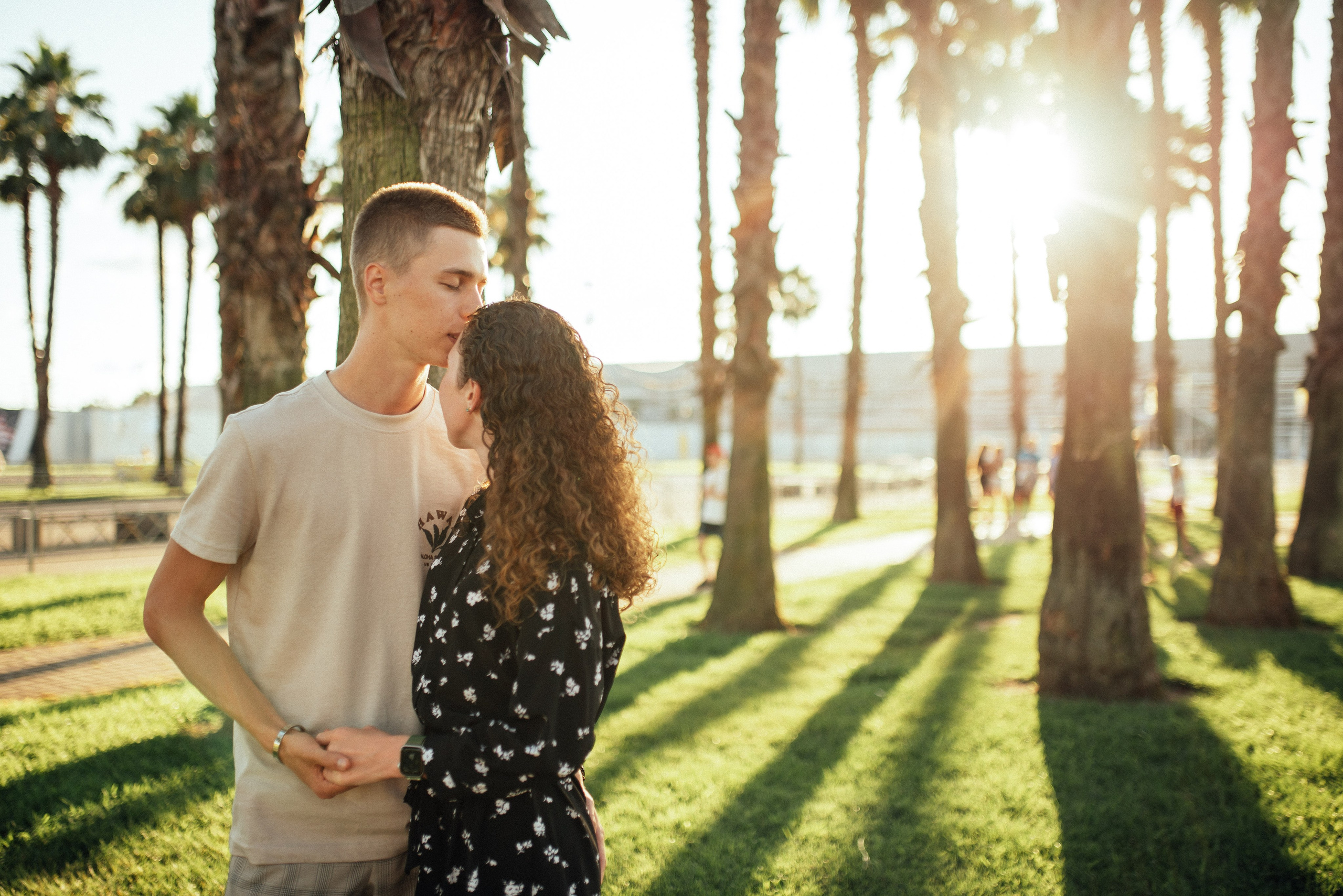 Фотосессия lovstory лавстори в Сириусе на аллее пальм. Фотограф в Сочи — Маргарита Поганова